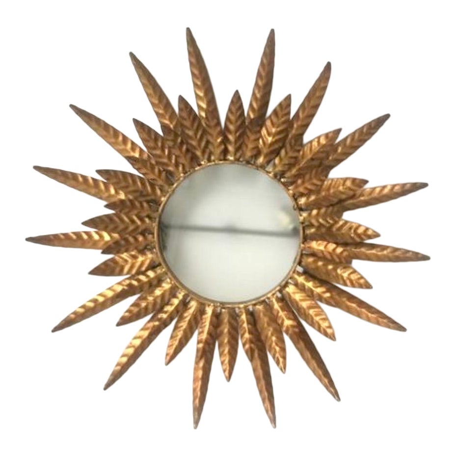 Grande monture espagnole en verre rond, dorée à l
or fin, circa 1950 en vente