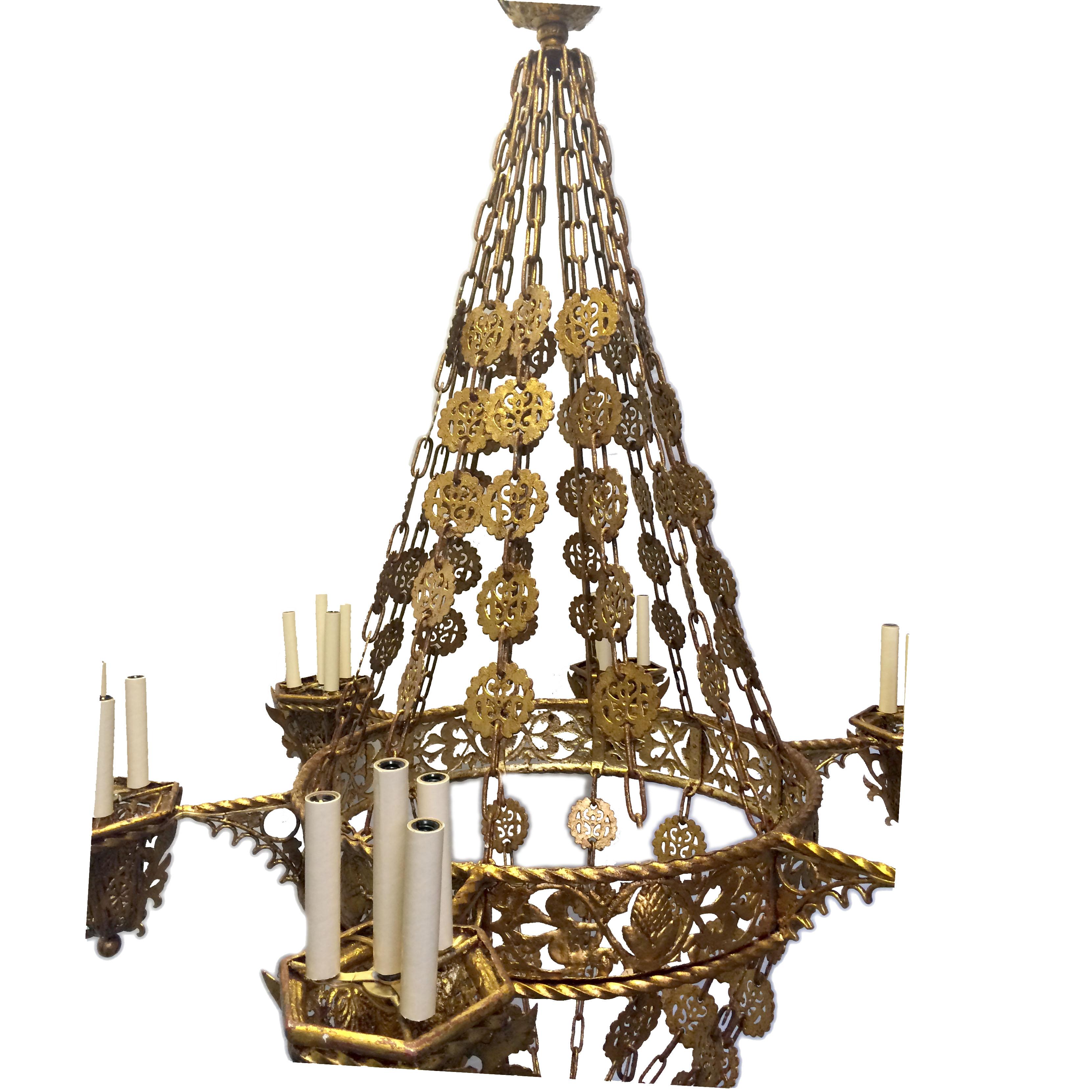 Ein großer spanischer vergoldeter Metallkronleuchter mit fünfzehn Lichtern um 1900 mit seltener übergroßer Medaillonkette und originaler Patina.
 
Abmessungen:
Durchmesser 48?
Stromausfall 70?
  