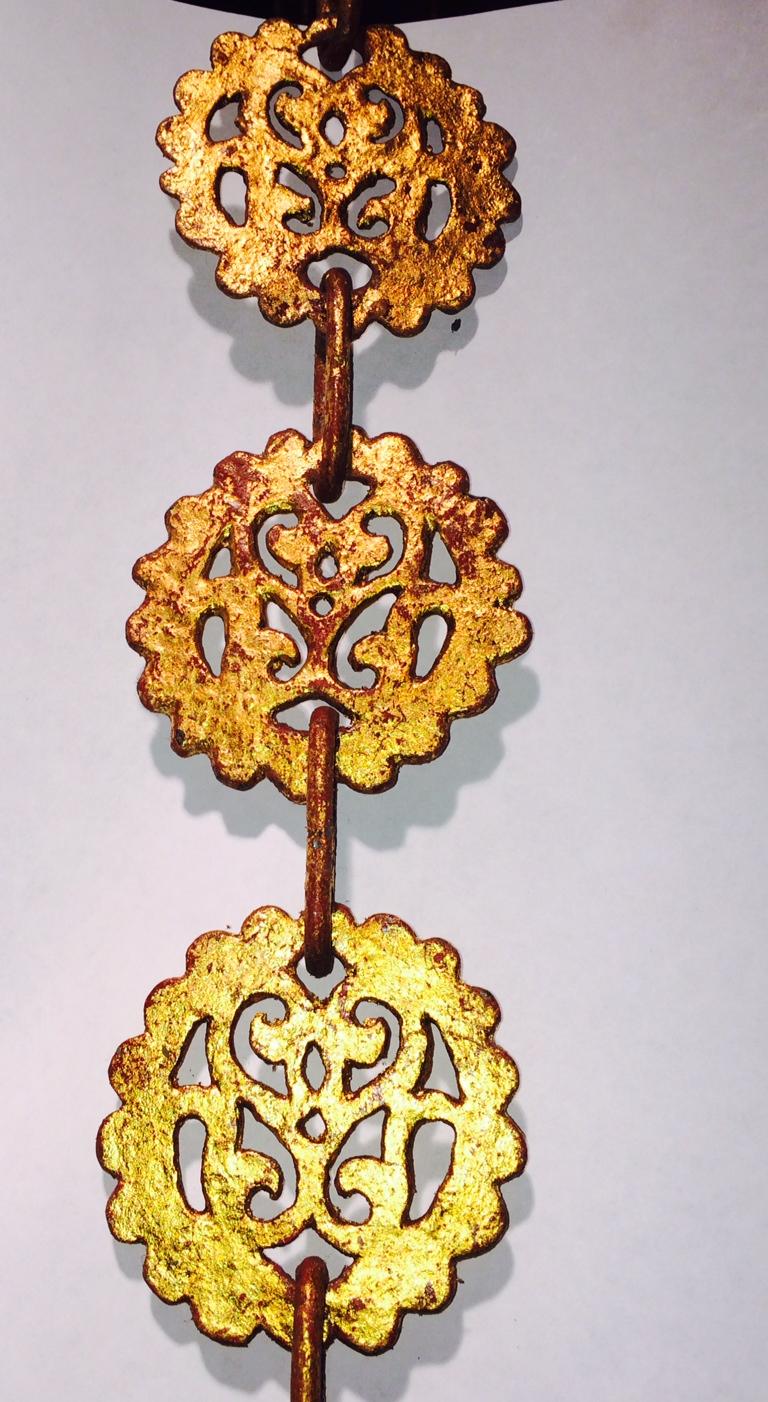 Großer spanischer Kronleuchter aus vergoldetem Metall im Zustand „Gut“ im Angebot in New York, NY