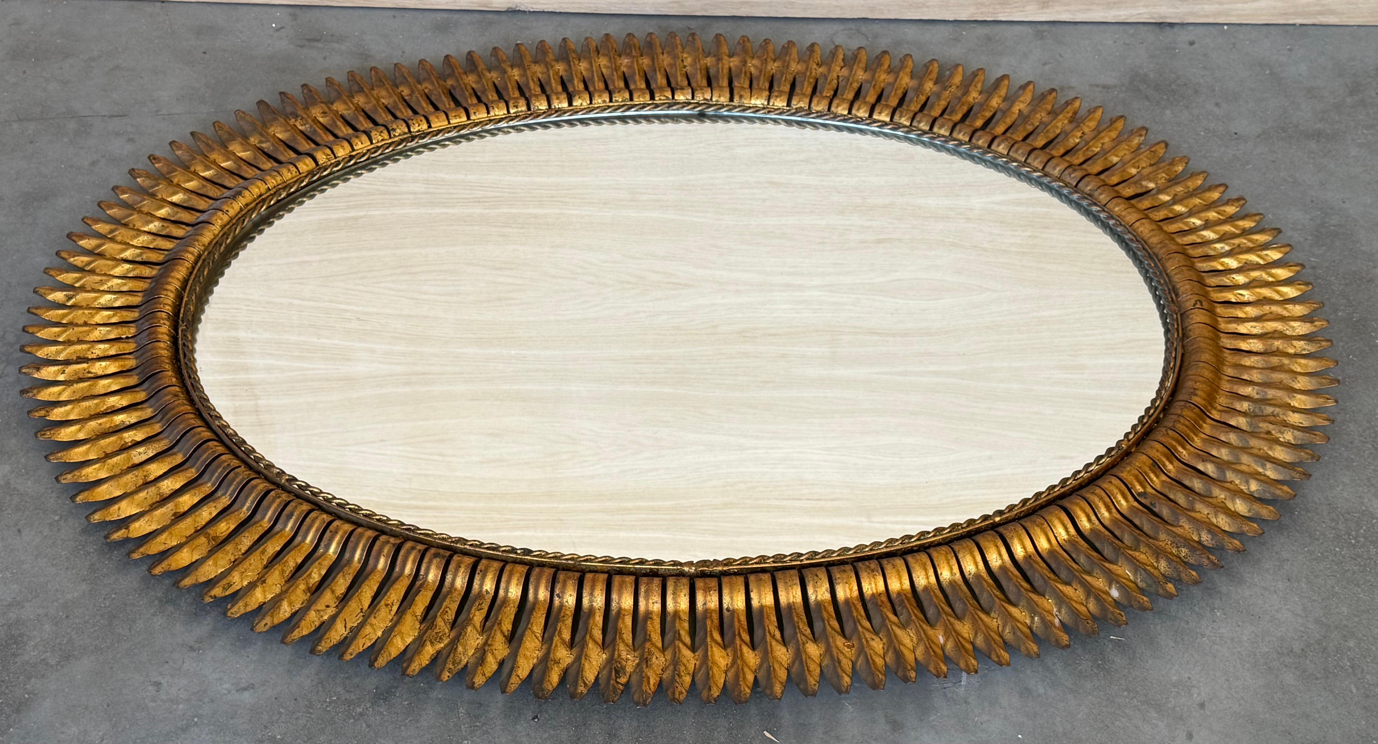 Mid-Century moderno Grande specchio ovale spagnolo in metallo dorato 46´ in vendita