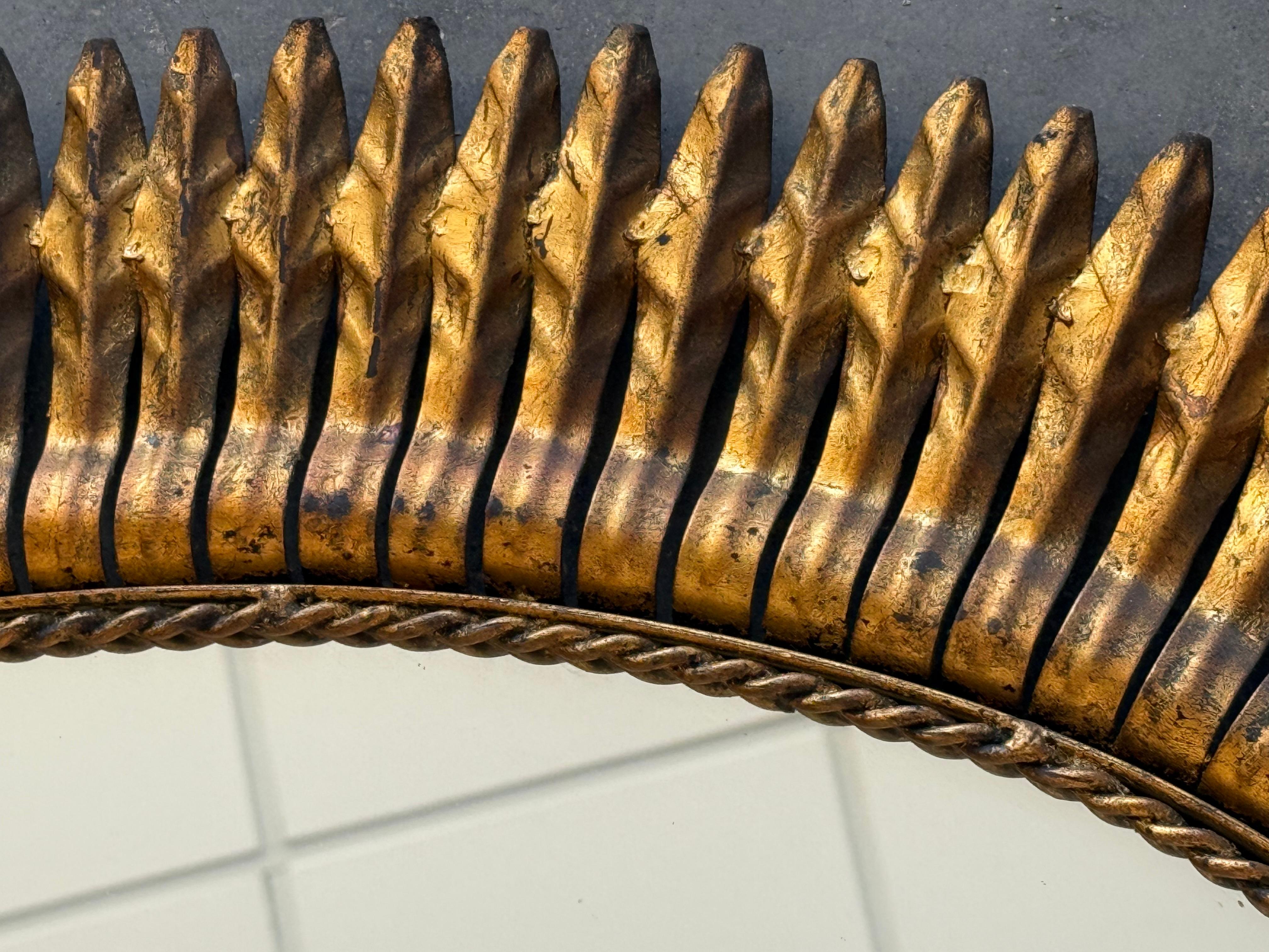 Spagnolo Grande specchio ovale spagnolo in metallo dorato 46´ in vendita