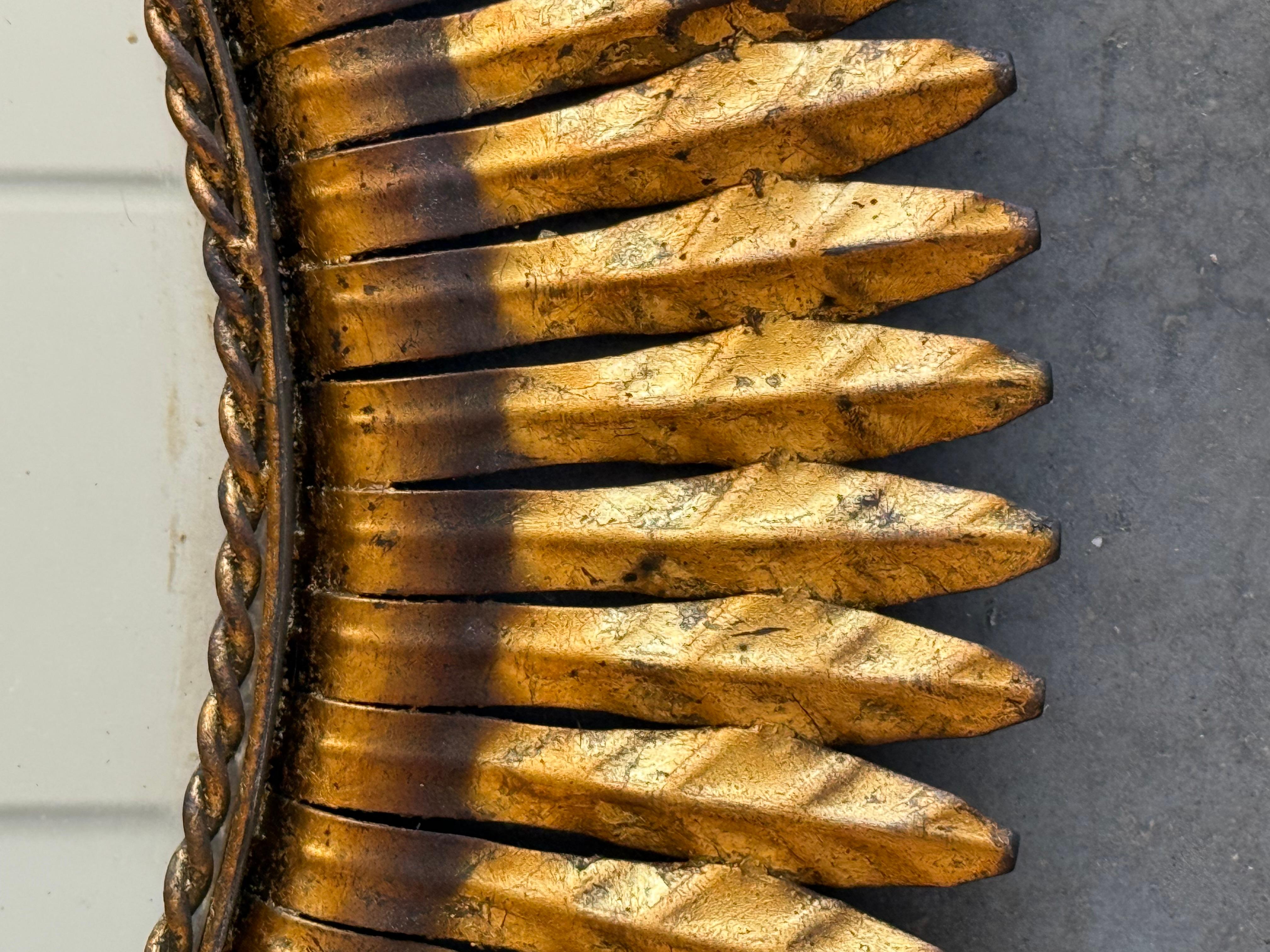 Grande specchio ovale spagnolo in metallo dorato 46´ In condizioni buone in vendita a Miami, FL