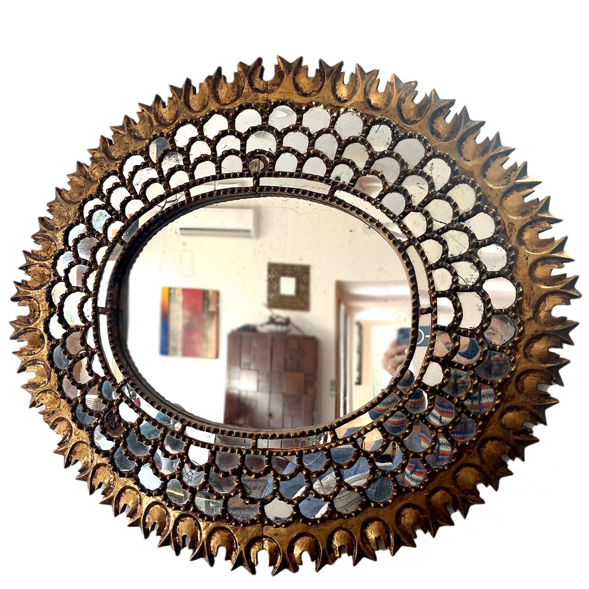  Un grand miroir espagnol ovale des années 1920 avec des inserts de miroir.

Mesures :
Hauteur : 37
Largeur : 41
