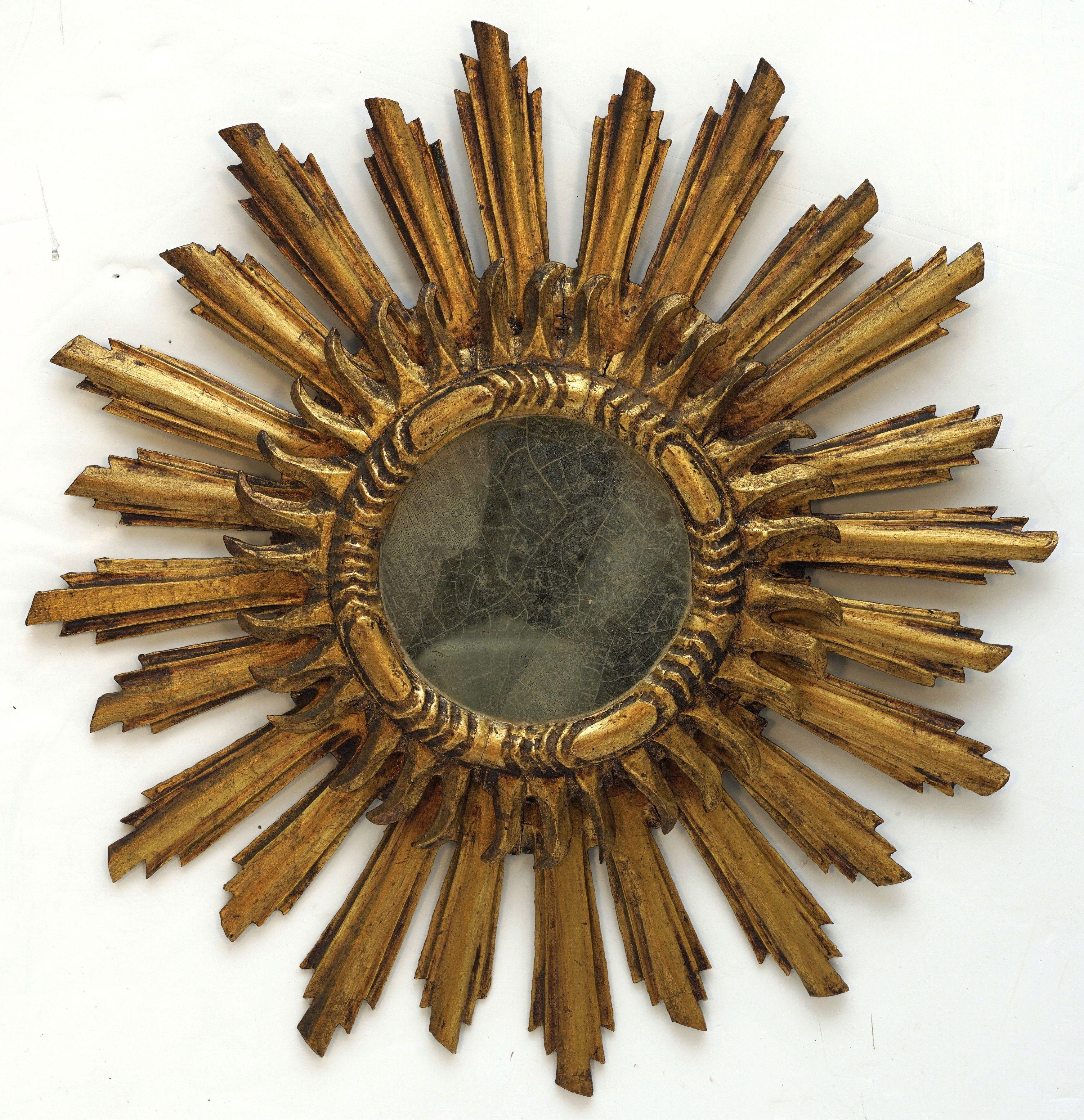 Eine schöne große spanische vergoldete Sunburst (oder Starburst) Spiegel mit einer doppelten Reihe von vergoldeten hölzernen Strahlen um die Vorder-und Rückseite des Spiegels Platte Glaszentrum angeordnet.

Maße: Durchmesser von 29 1/4 Zoll