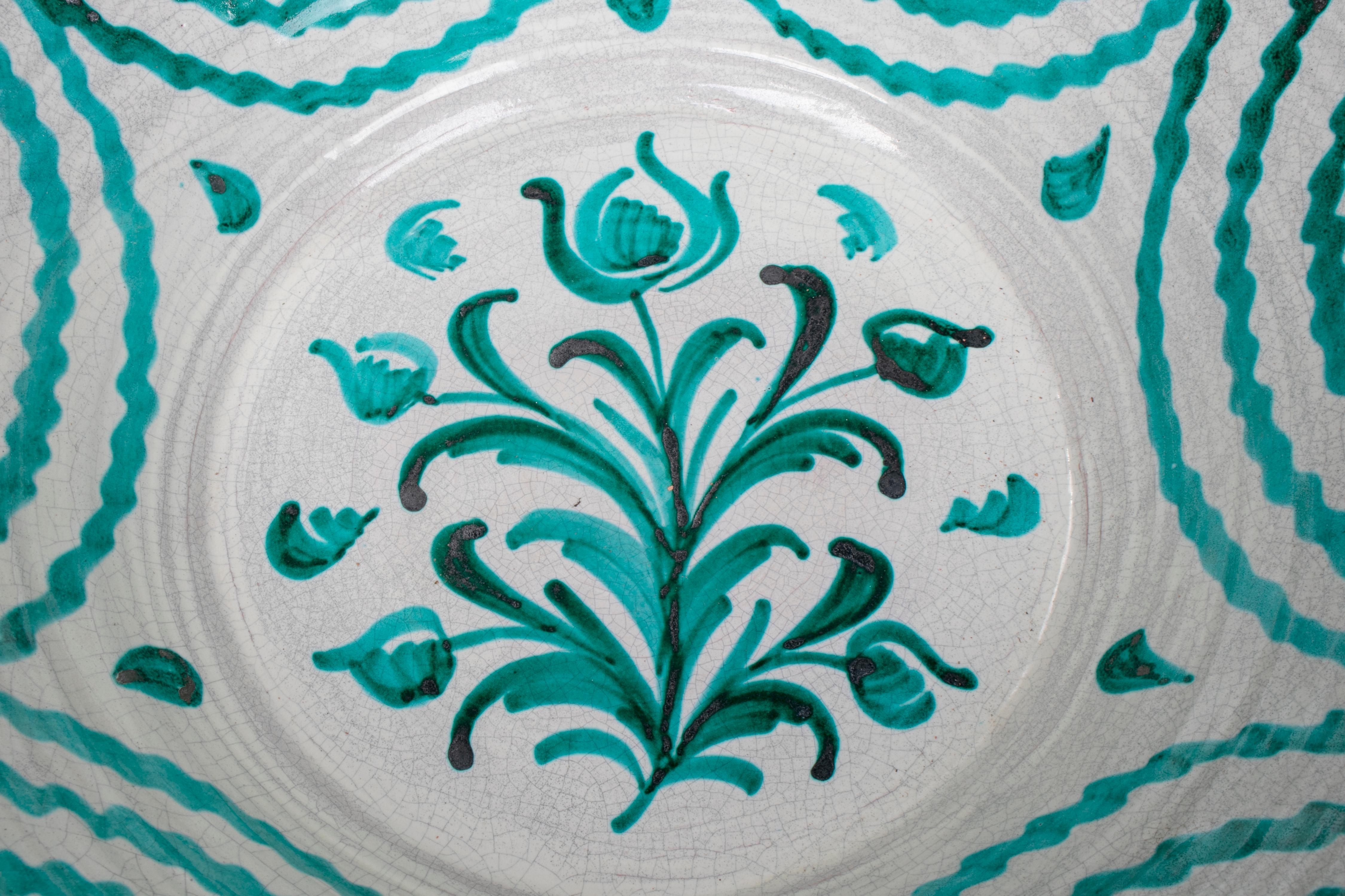 Große spanische handgefertigte und bemalte weiß-grün glasierte Terrakottaschale im typischen Stil von Granada.