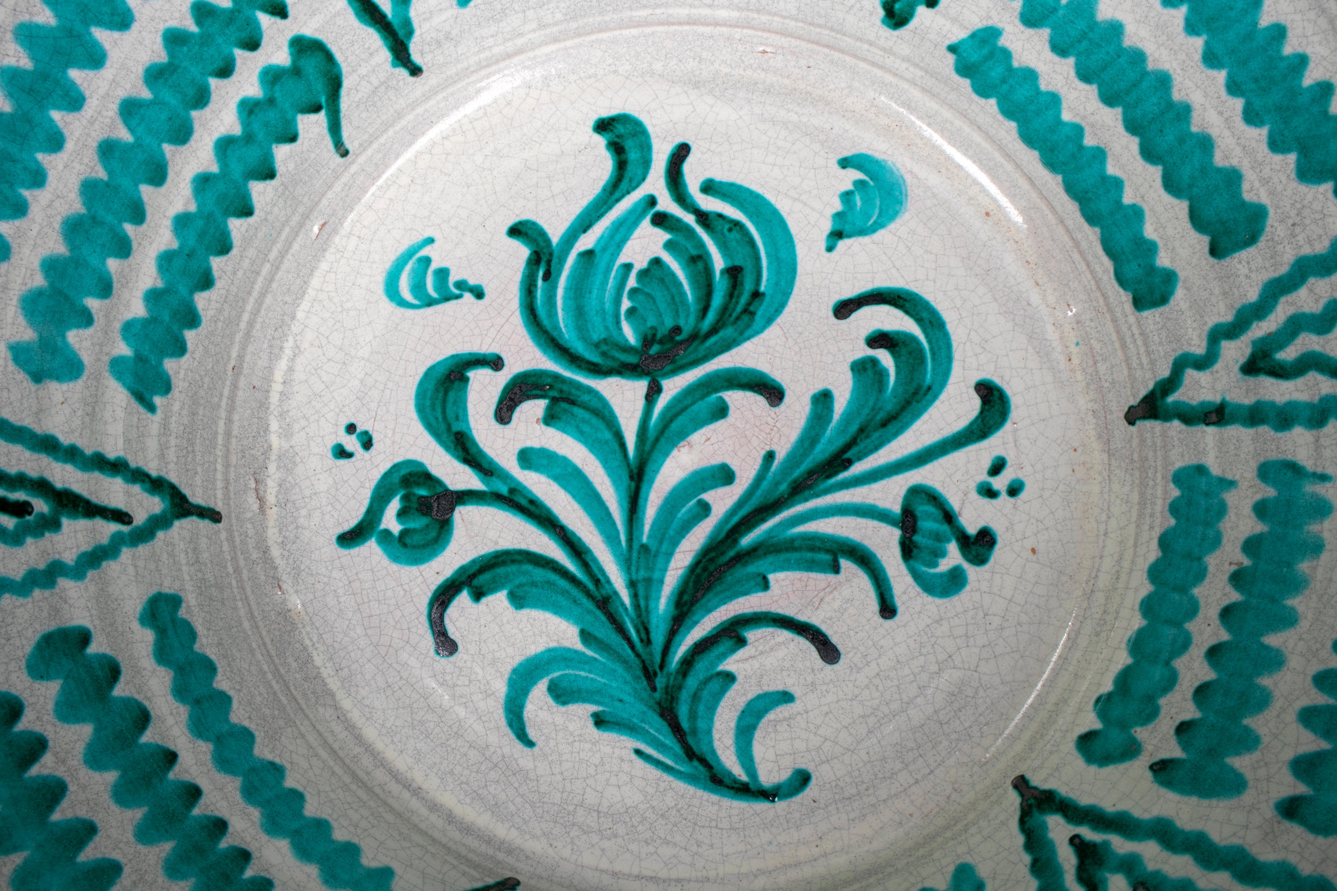 Große spanische handgefertigte und bemalte weiß-grün glasierte Terrakottaschale im typischen Stil von Granada.
 