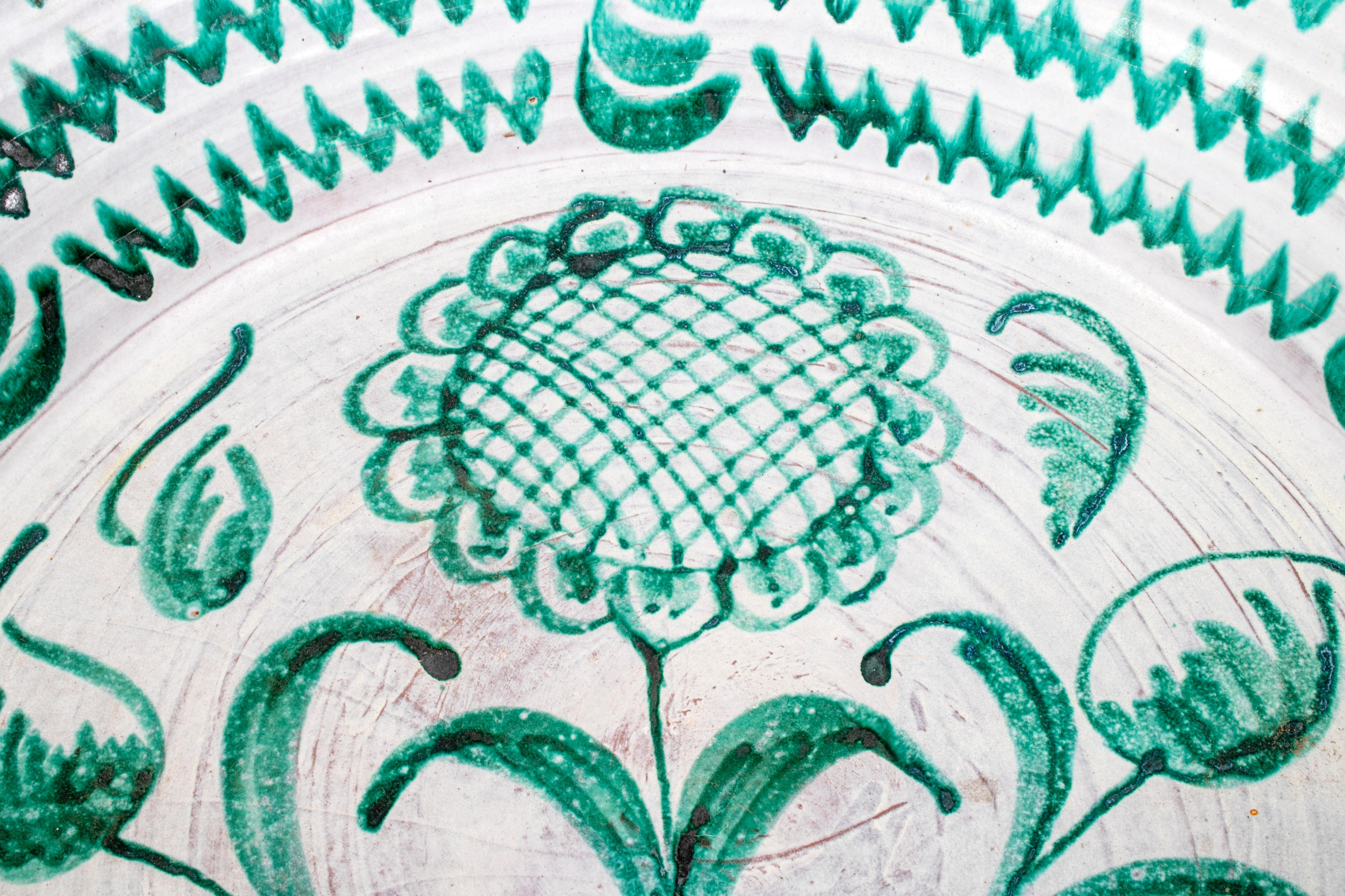 Große spanische glasierte Terrakotta-Schale „Lebrillo“ aus Granada (Handbemalt) im Angebot