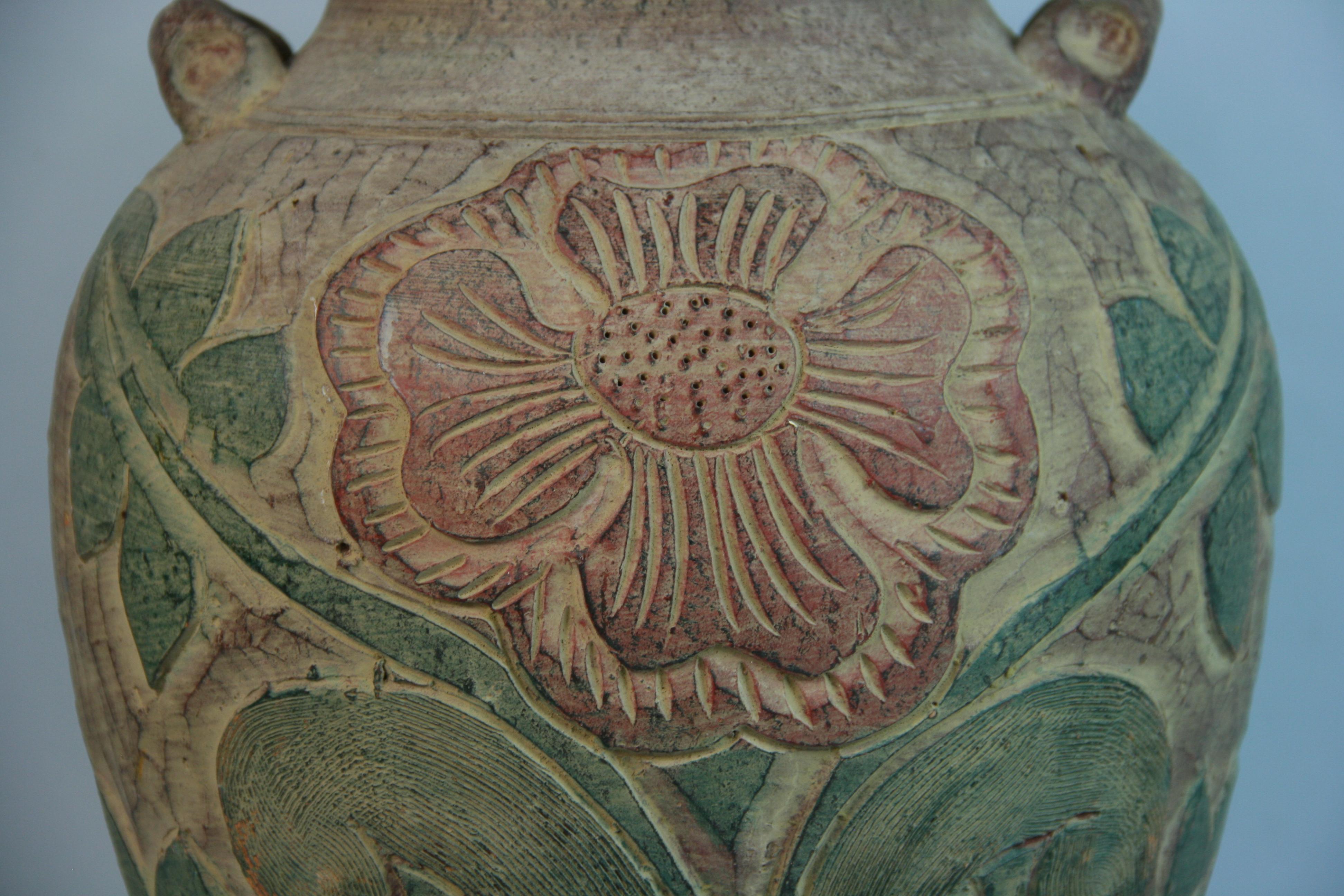 Grande vaso spagnolo in terracotta incisa In condizioni buone in vendita a Douglas Manor, NY
