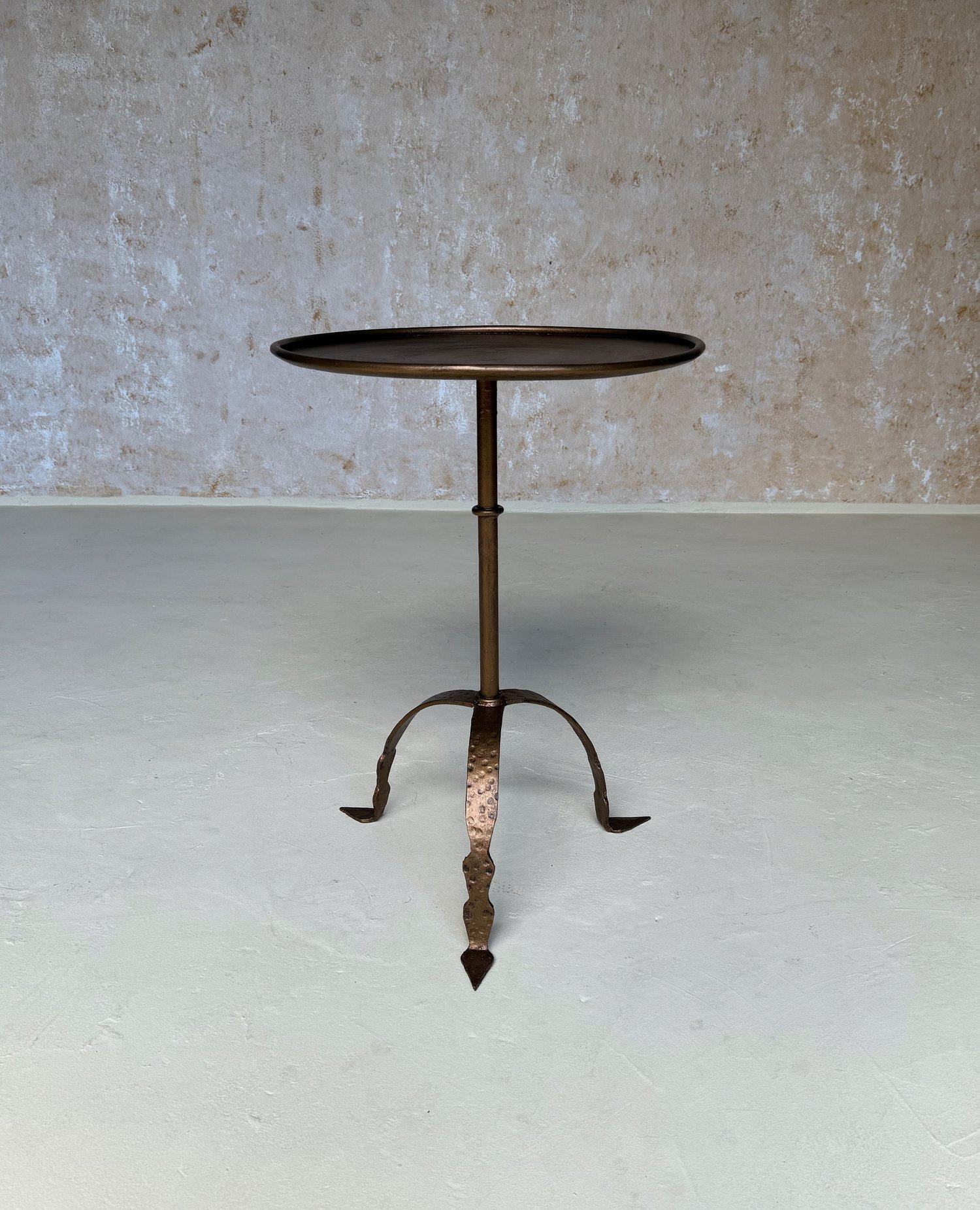 Large Spanish Iron Drinks Table with Tripod Base In Good Condition For Sale In Buchanan, NY