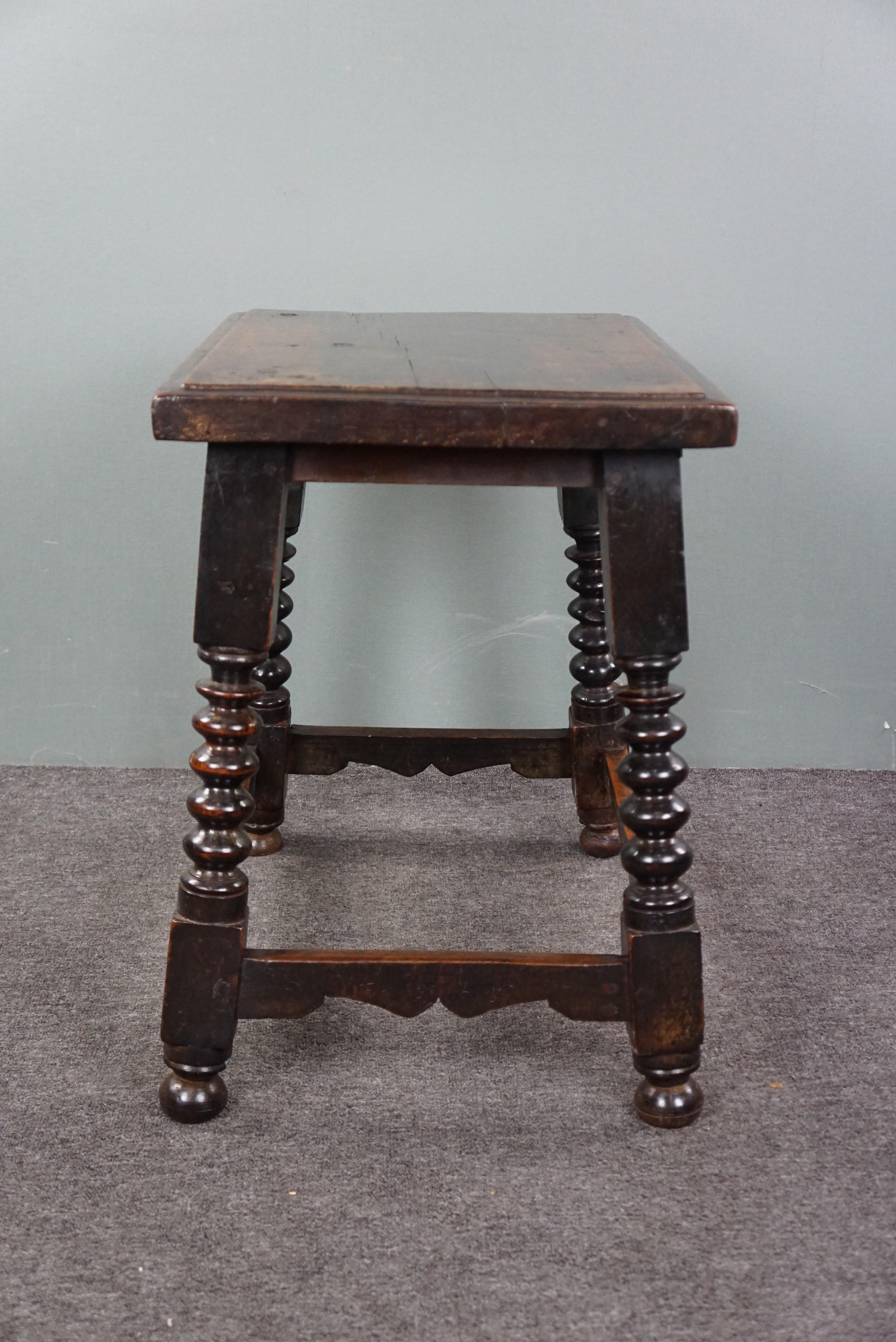 Large Spanish joint stool from the late 16th century with twisted legs In Good Condition For Sale In Harderwijk, NL