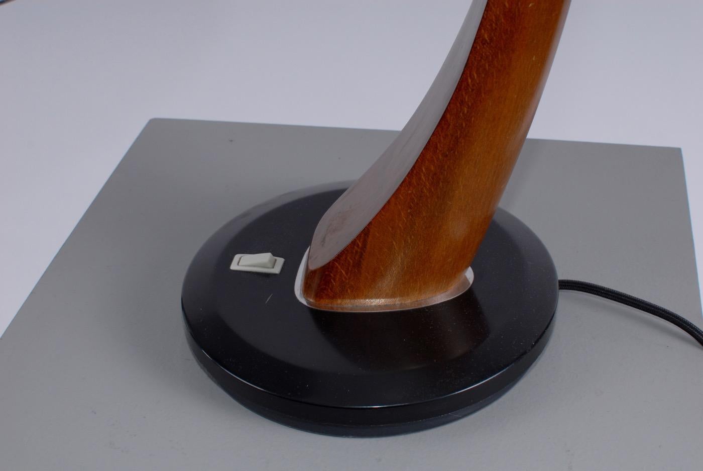Large Spanish Mid-Century Modern Adjustable Metal and Oak Desk Table Lamp Fase In Good Condition For Sale In Oslo, NO