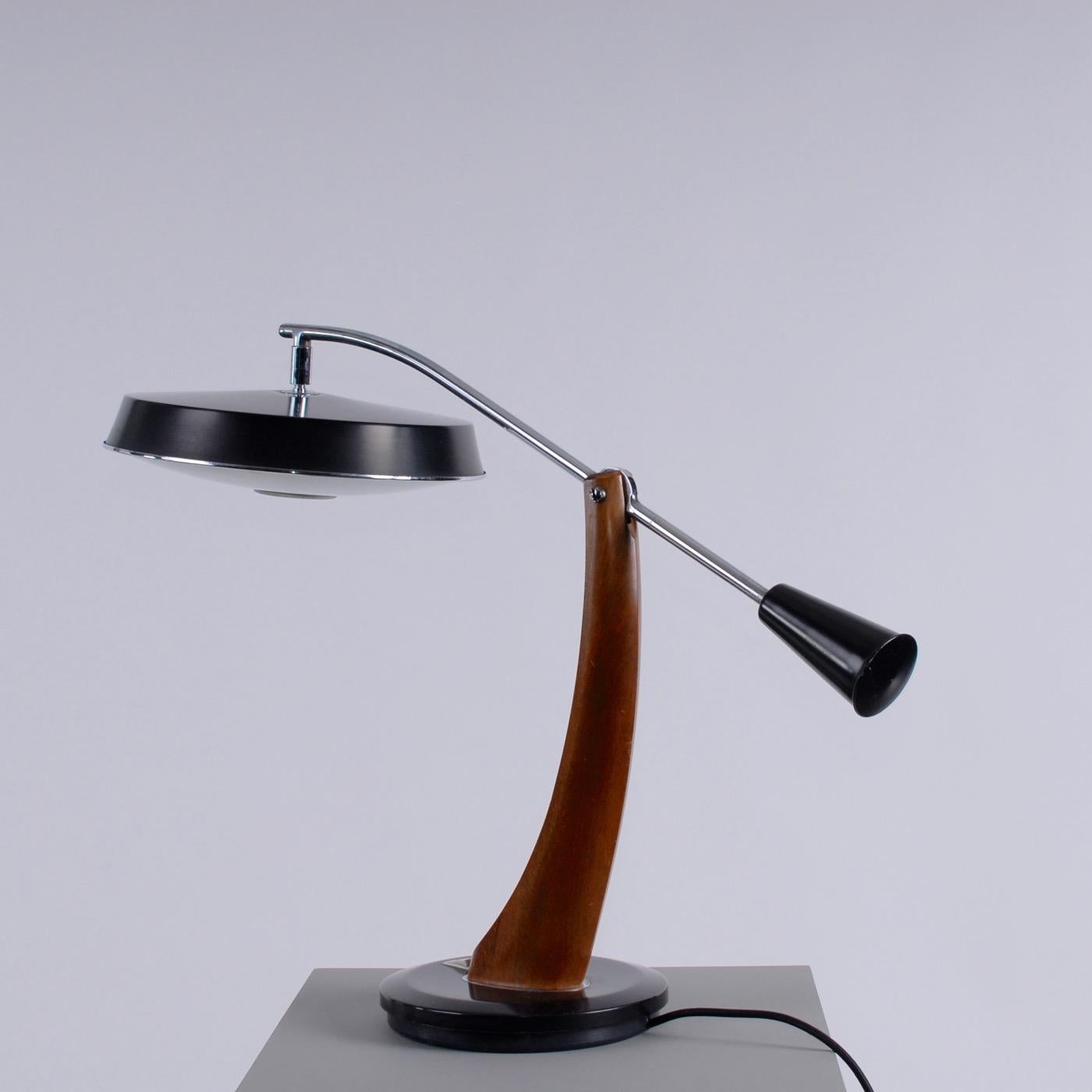Aluminum Large Spanish Mid-Century Modern Adjustable Metal and Oak Desk Table Lamp Fase For Sale