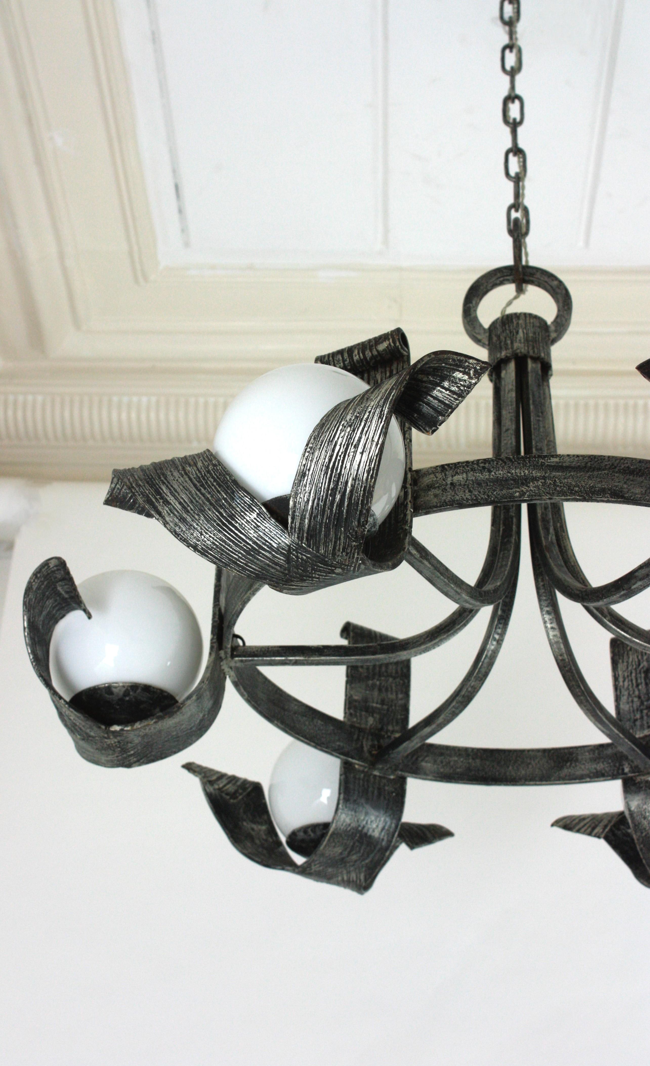 Grand lustre espagnol à globe opalin en fer forgé argenté, années 1950 en vente 2