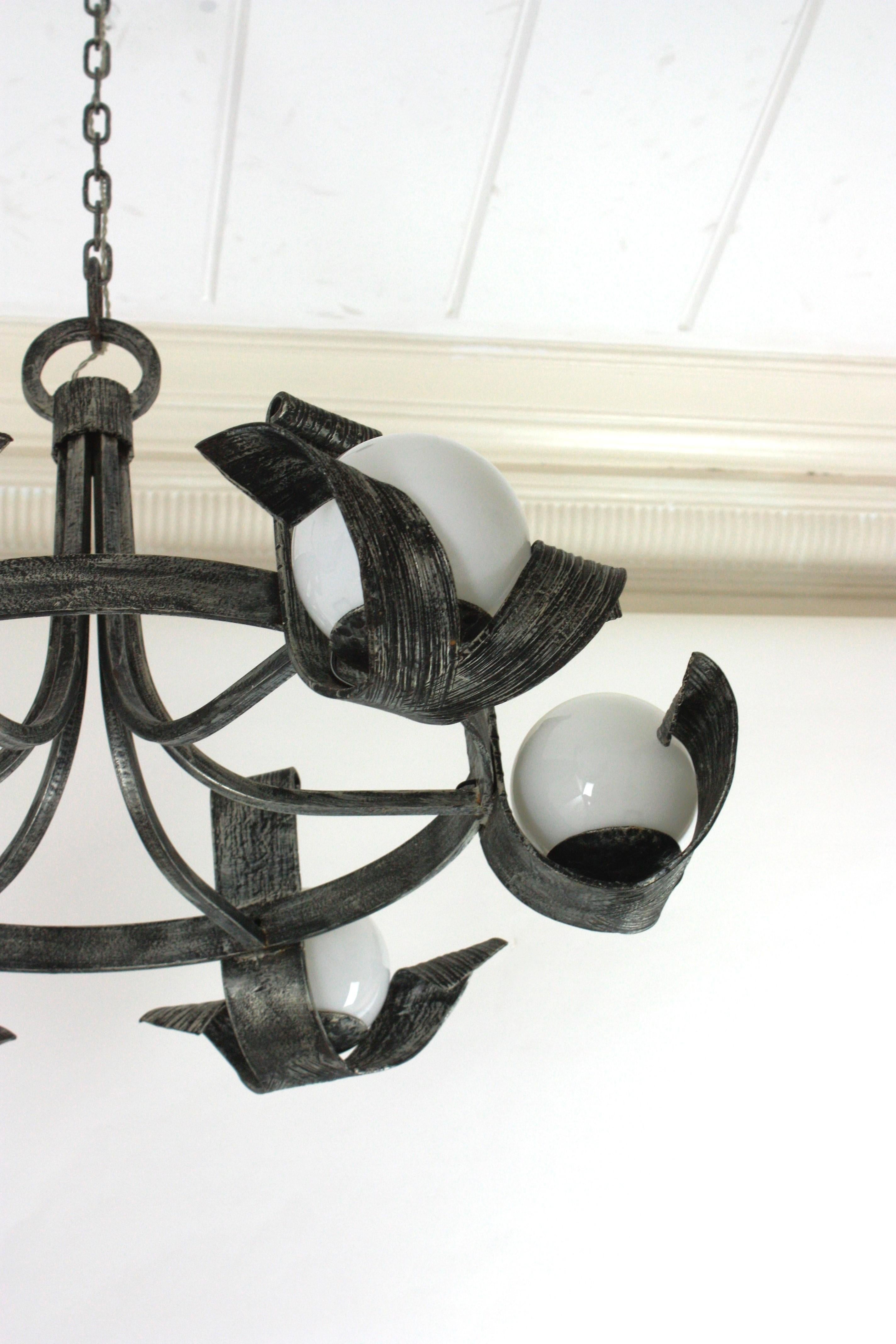 Grand lustre espagnol à globe opalin en fer forgé argenté, années 1950 en vente 3
