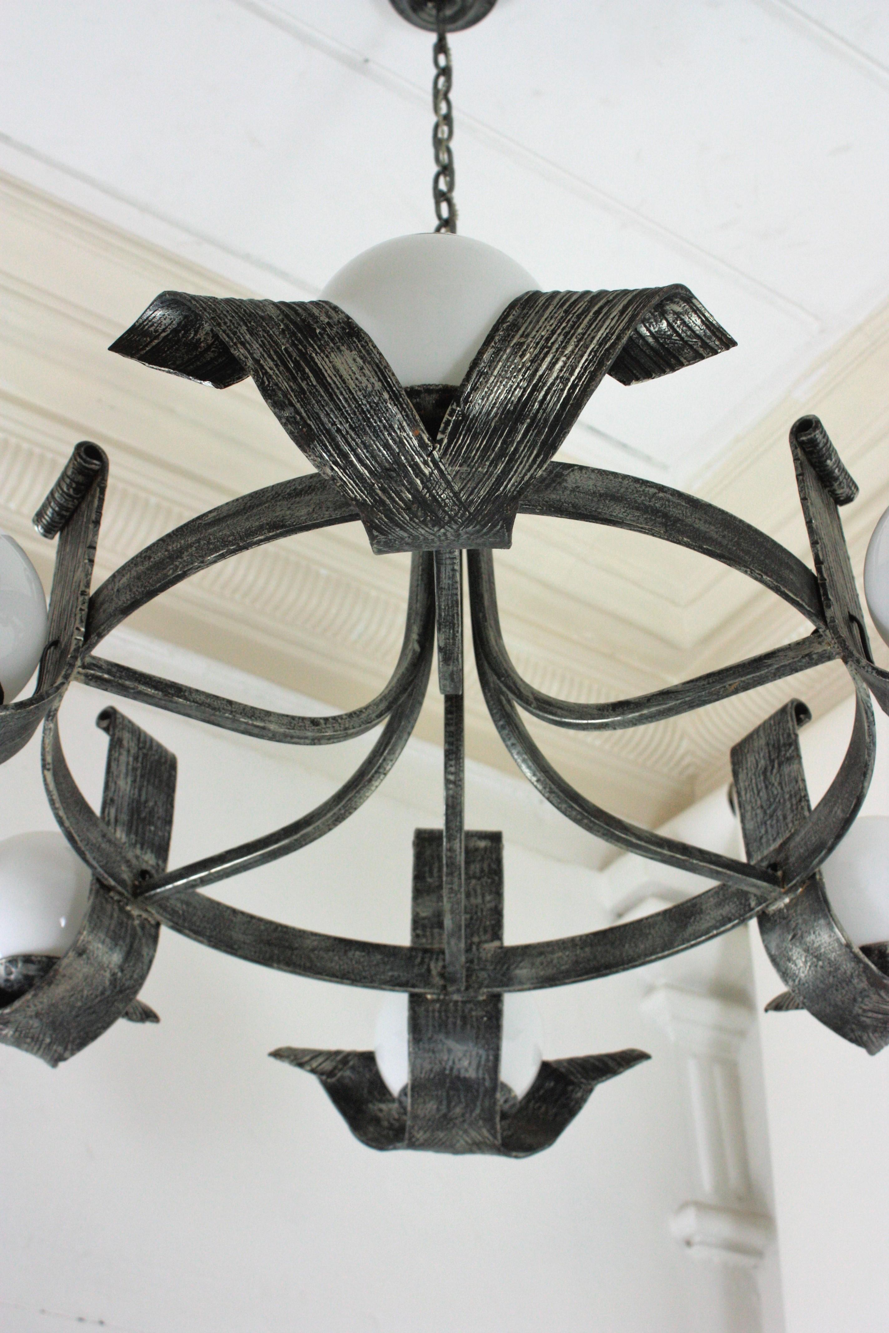 Grand lustre espagnol à globe opalin en fer forgé argenté, années 1950 en vente 4
