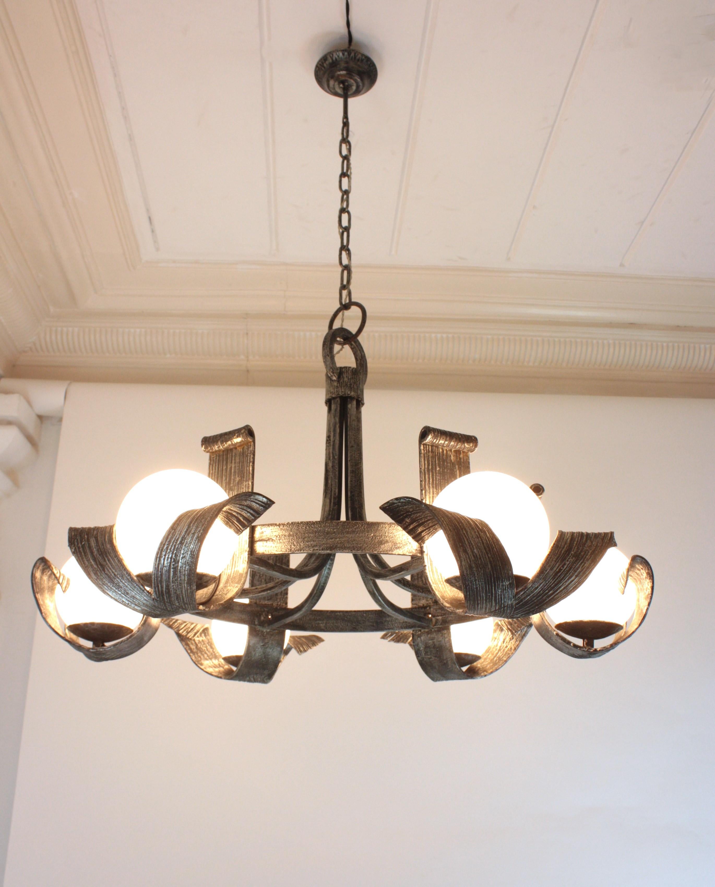 Grand lustre espagnol à globe opalin en fer forgé argenté, années 1950 en vente 5