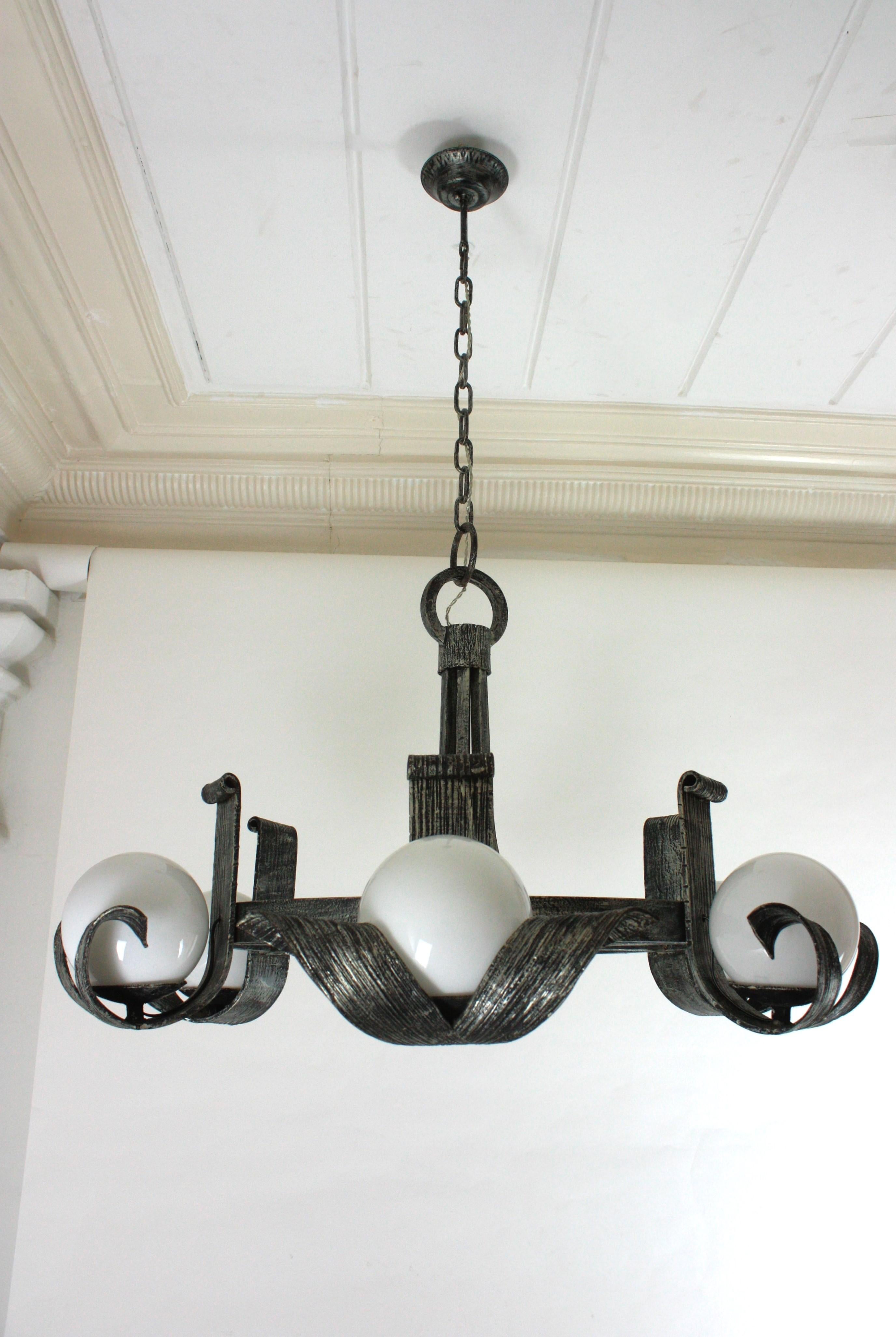Grand lustre espagnol à globe opalin en fer forgé argenté, années 1950 en vente 6