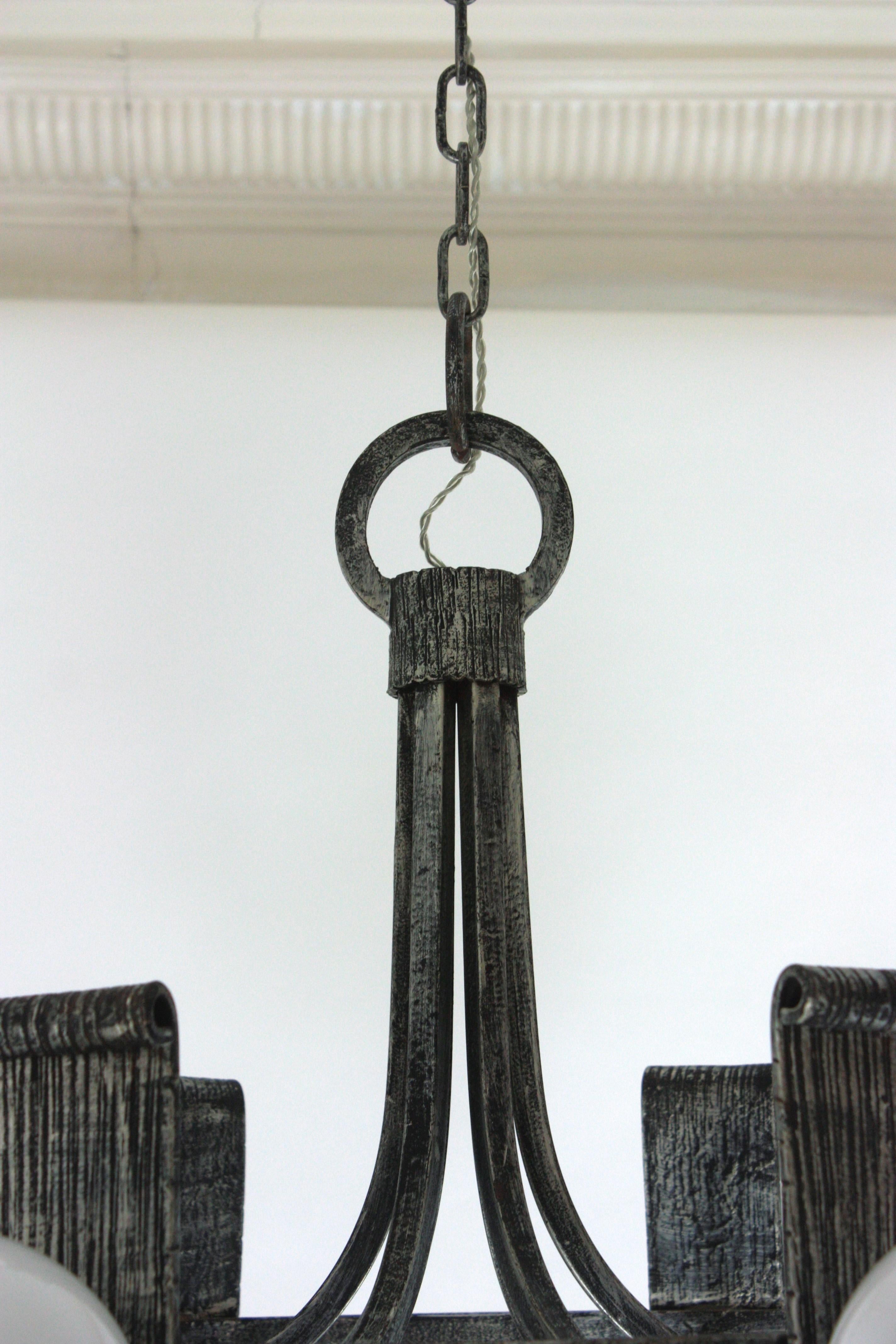 Grand lustre espagnol à globe opalin en fer forgé argenté, années 1950 en vente 7