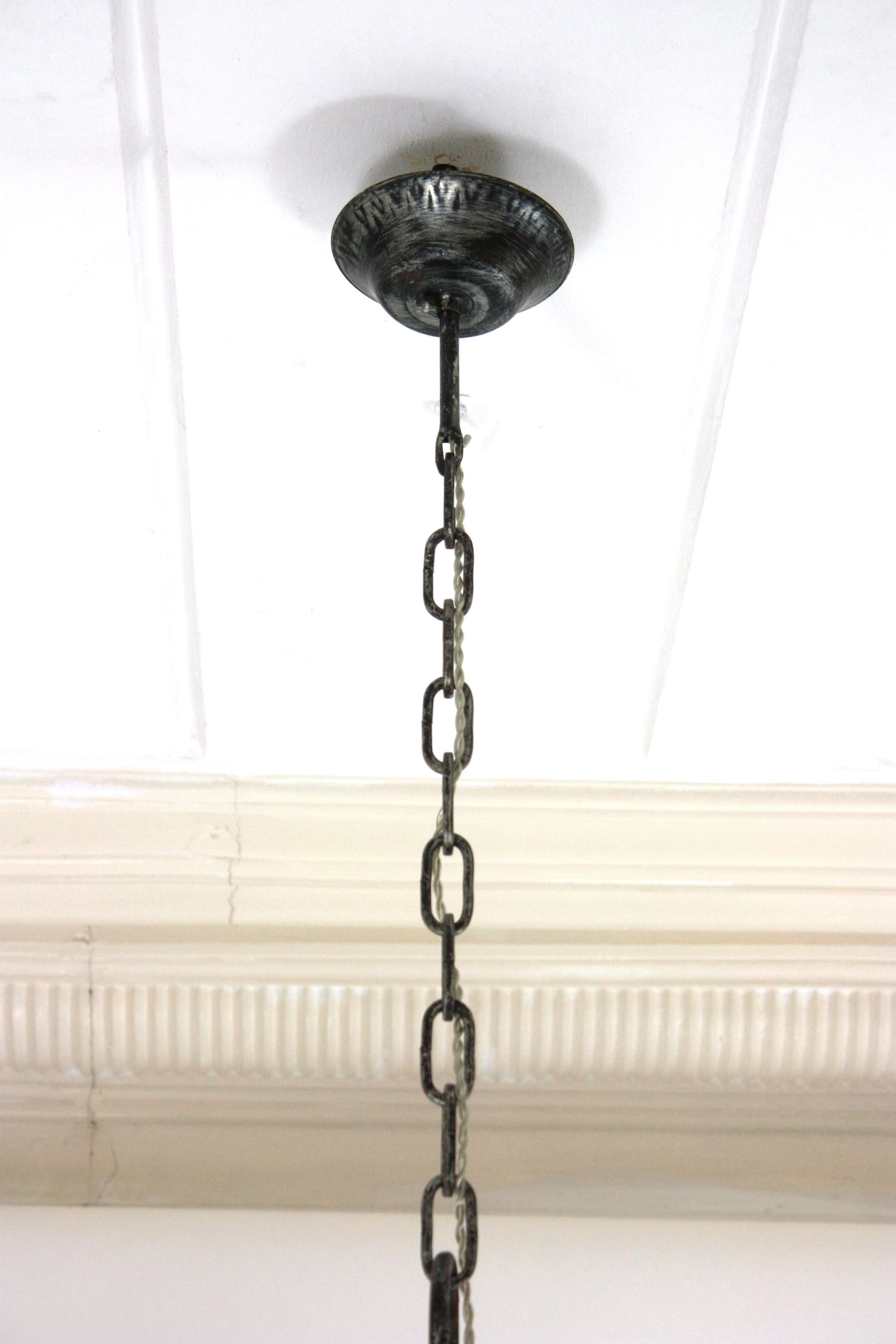 Grand lustre espagnol à globe opalin en fer forgé argenté, années 1950 en vente 8