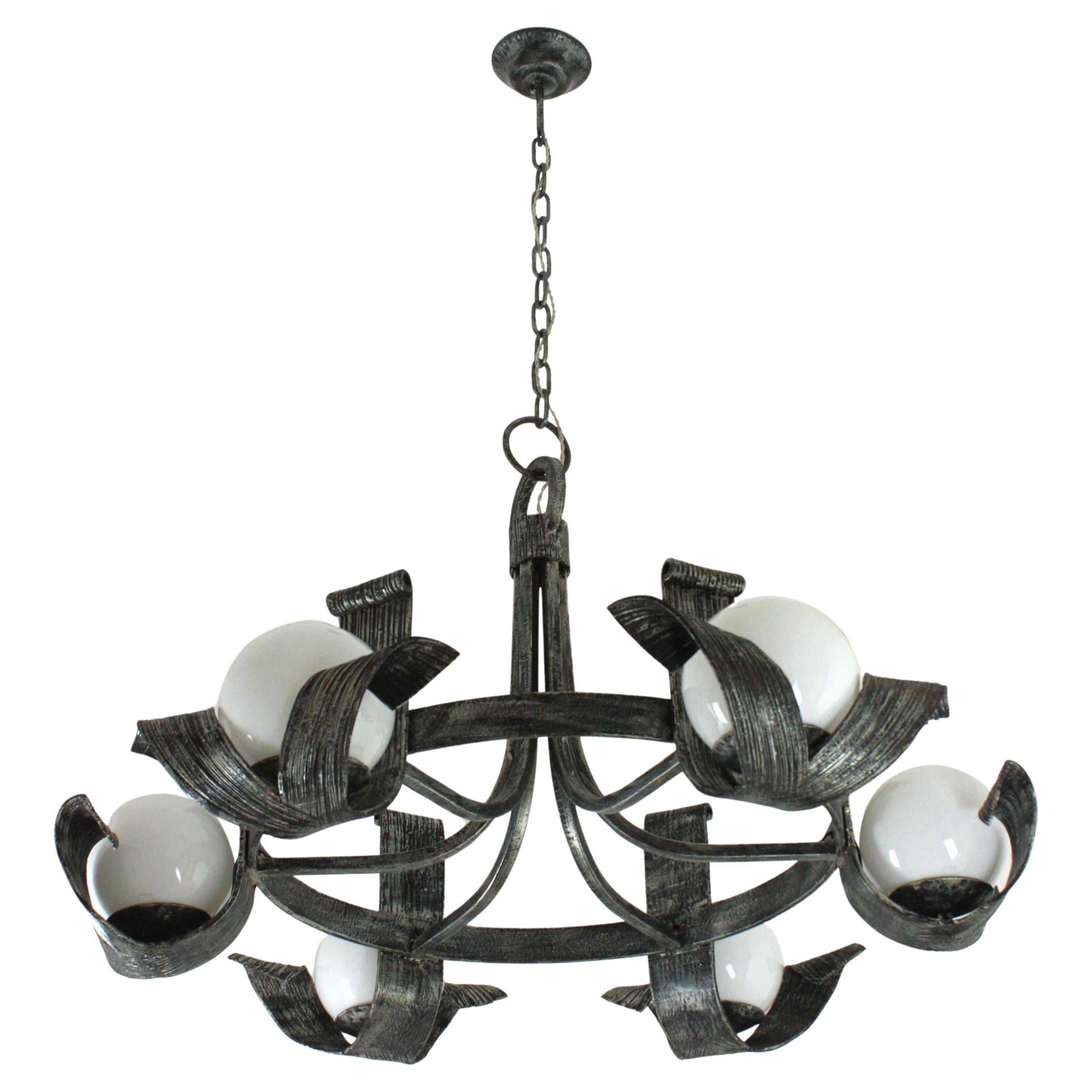 Grand lustre espagnol à globe opalin en fer forgé argenté, années 1950 en vente 9