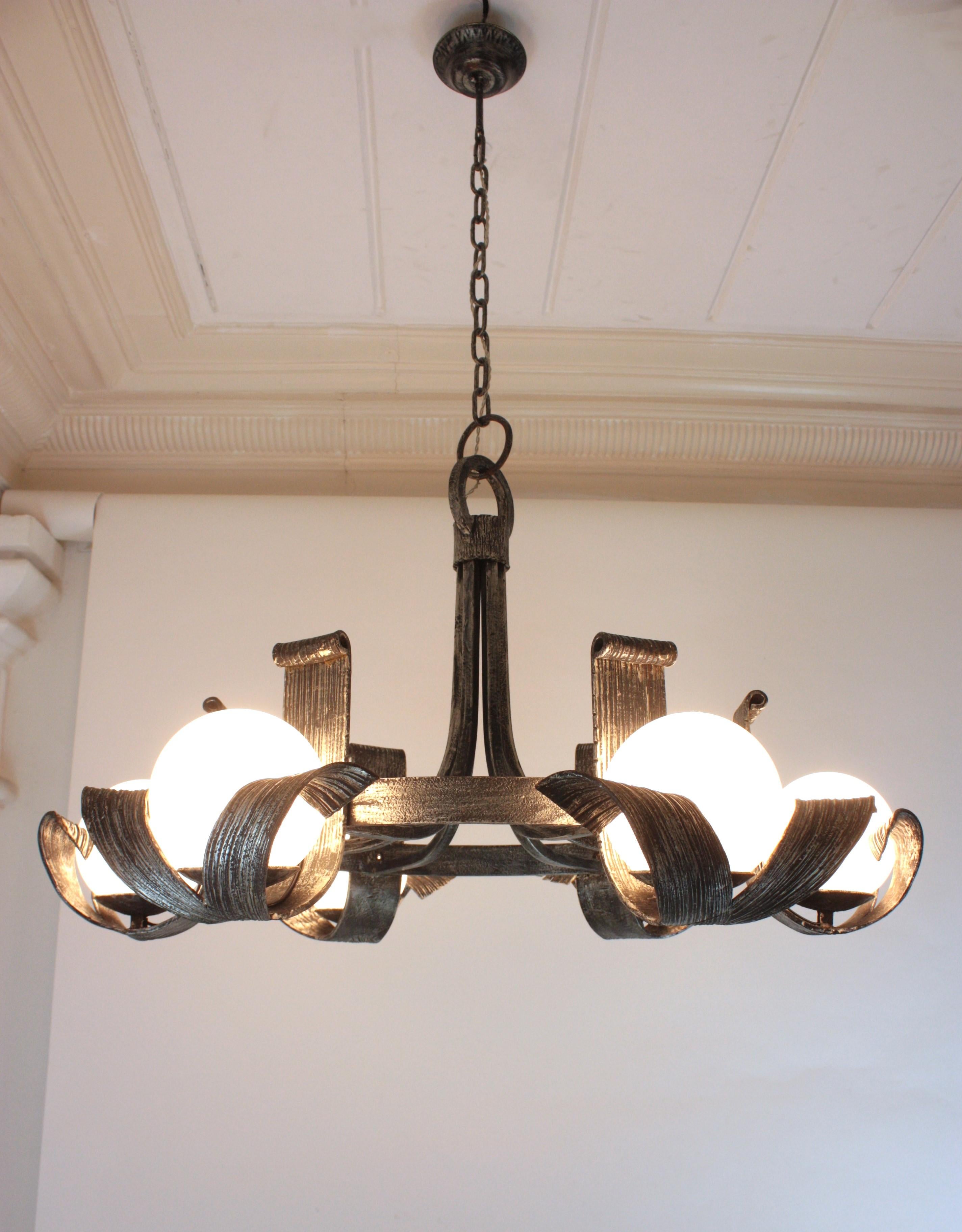 Grand lustre espagnol à globe opalin en fer forgé argenté, années 1950 en vente 10