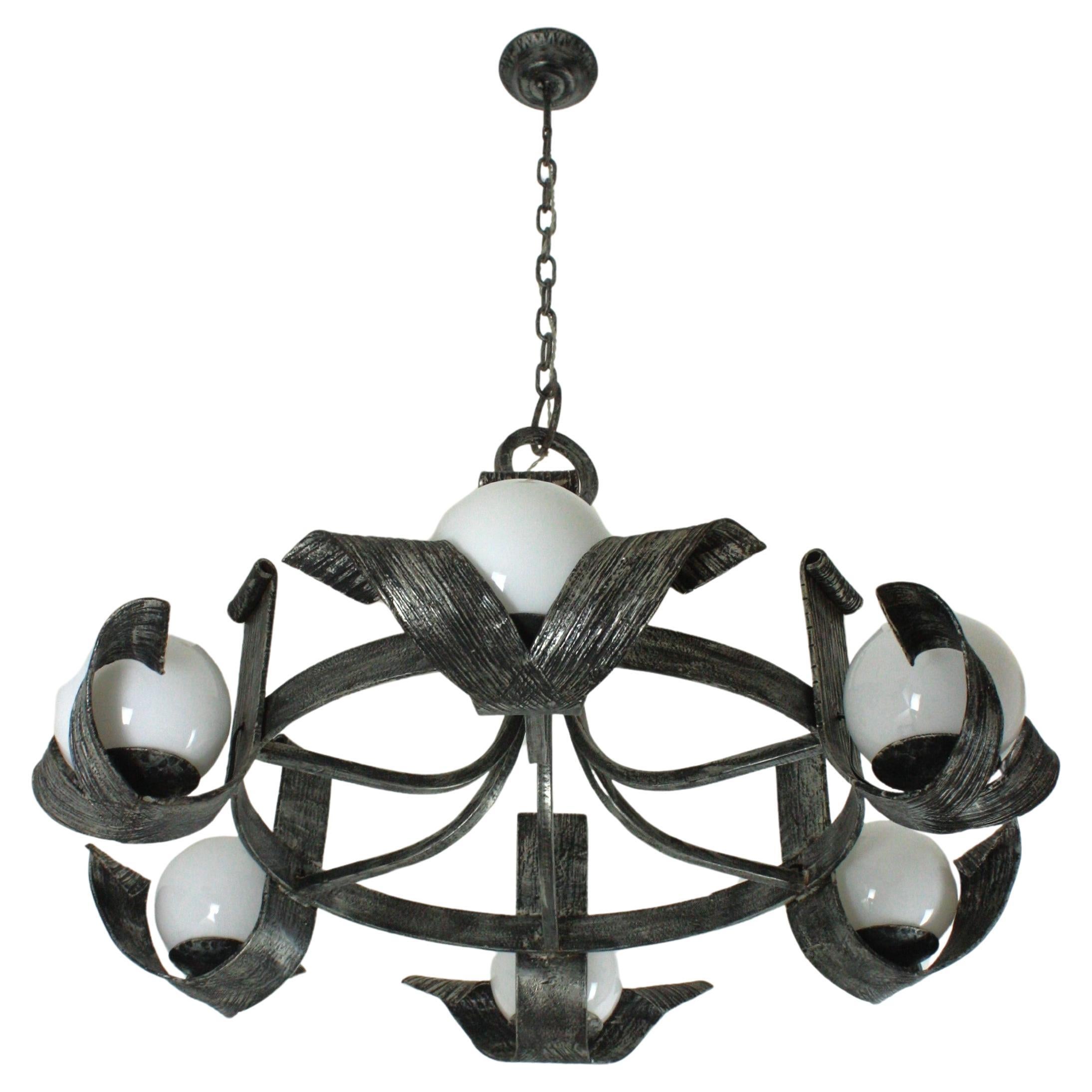 Mid-Century Modern Grand lustre espagnol à globe opalin en fer forgé argenté, années 1950 en vente