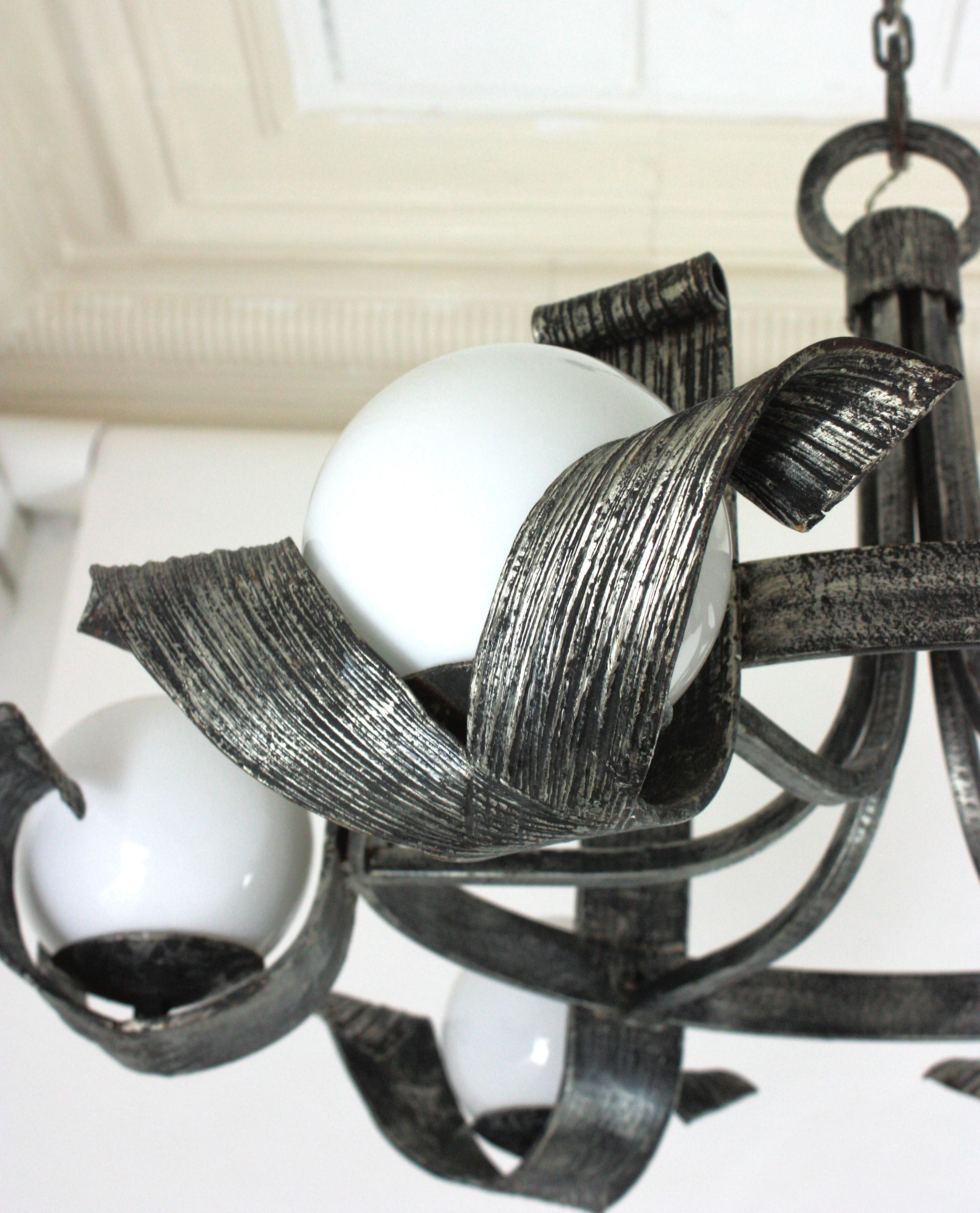 Espagnol Grand lustre espagnol à globe opalin en fer forgé argenté, années 1950 en vente