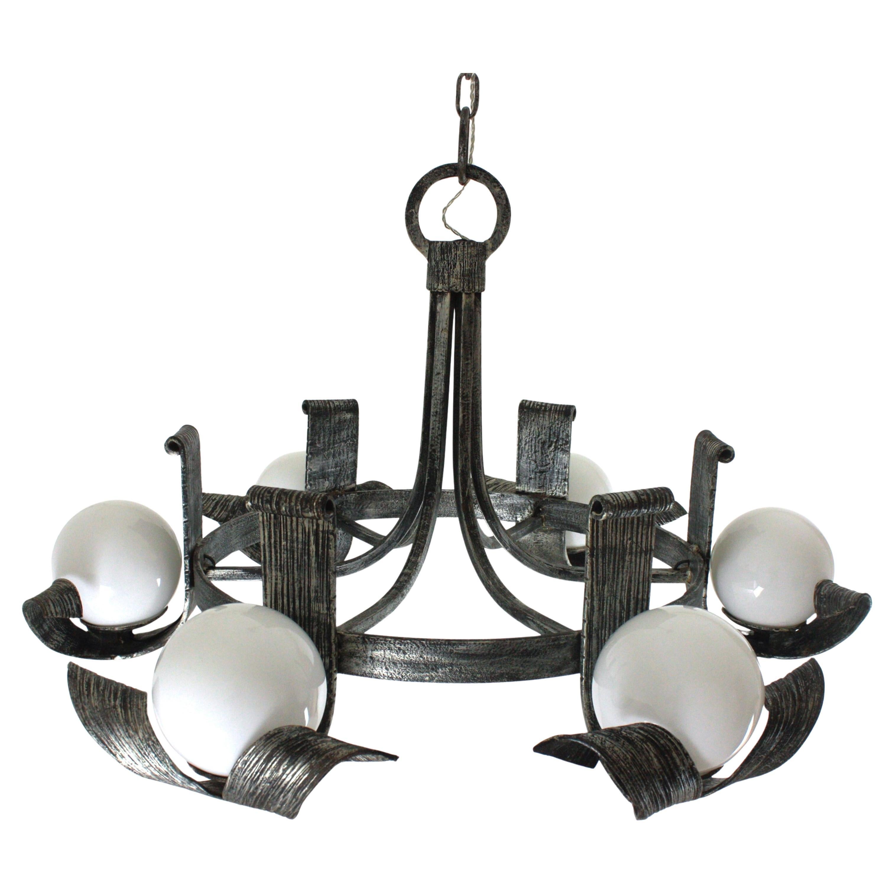 Forgé Grand lustre espagnol à globe opalin en fer forgé argenté, années 1950 en vente