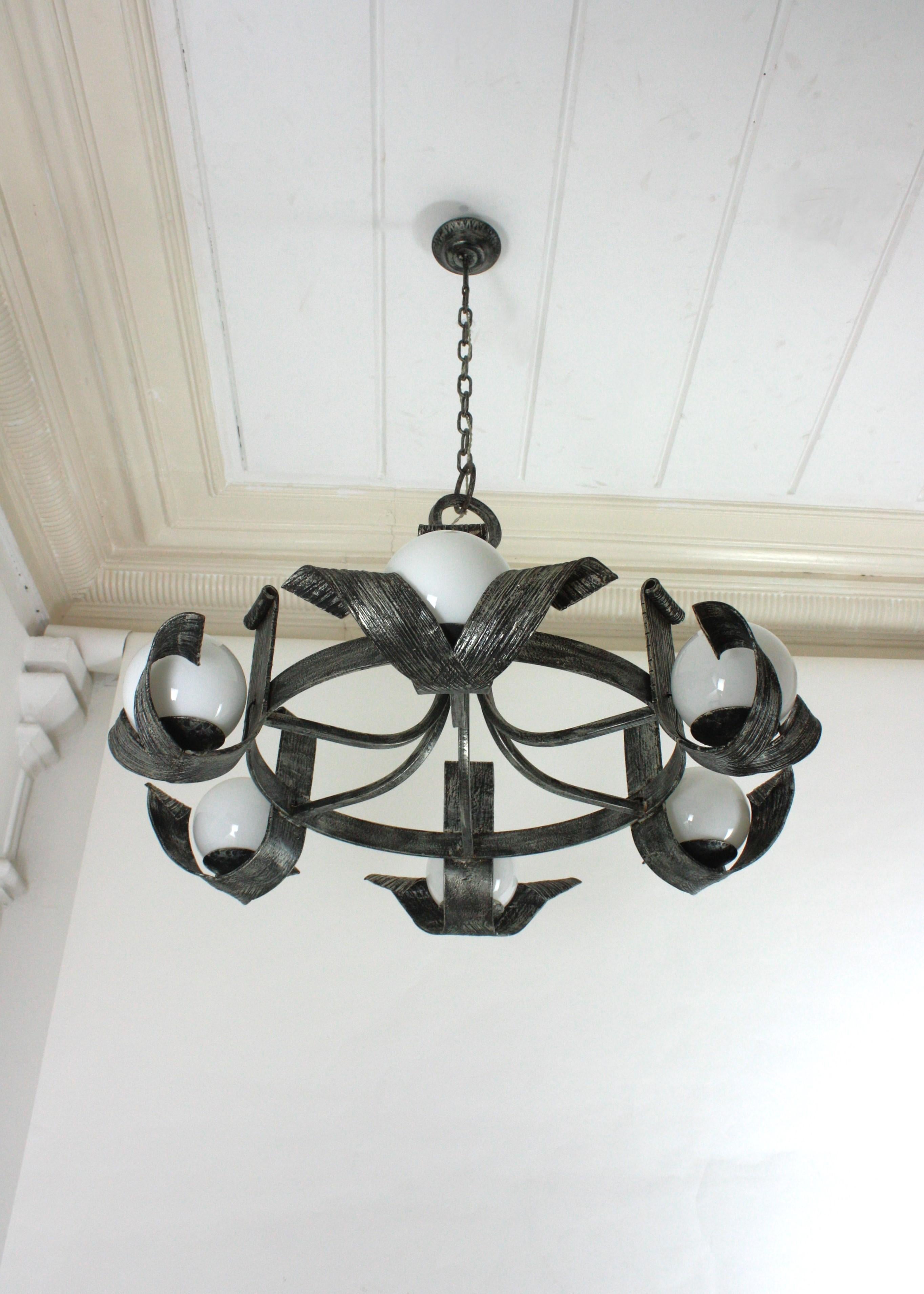 Grand lustre espagnol à globe opalin en fer forgé argenté, années 1950 Bon état - En vente à Barcelona, ES