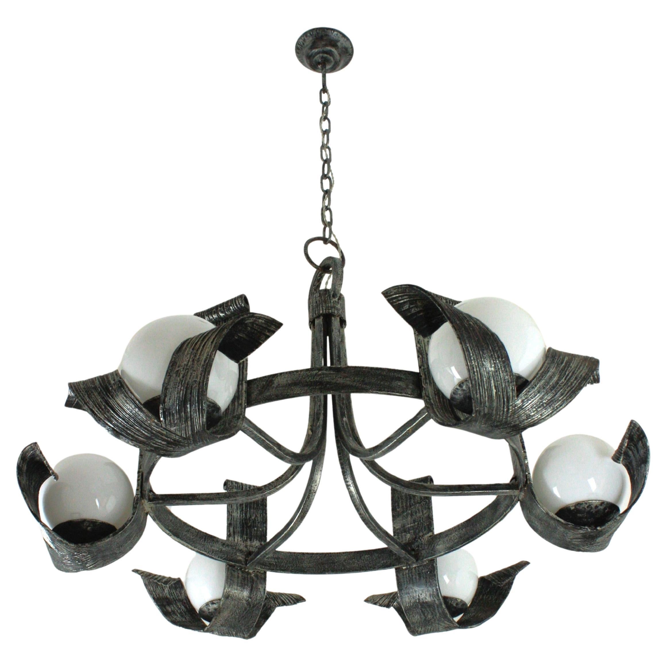 20ième siècle Grand lustre espagnol à globe opalin en fer forgé argenté, années 1950 en vente