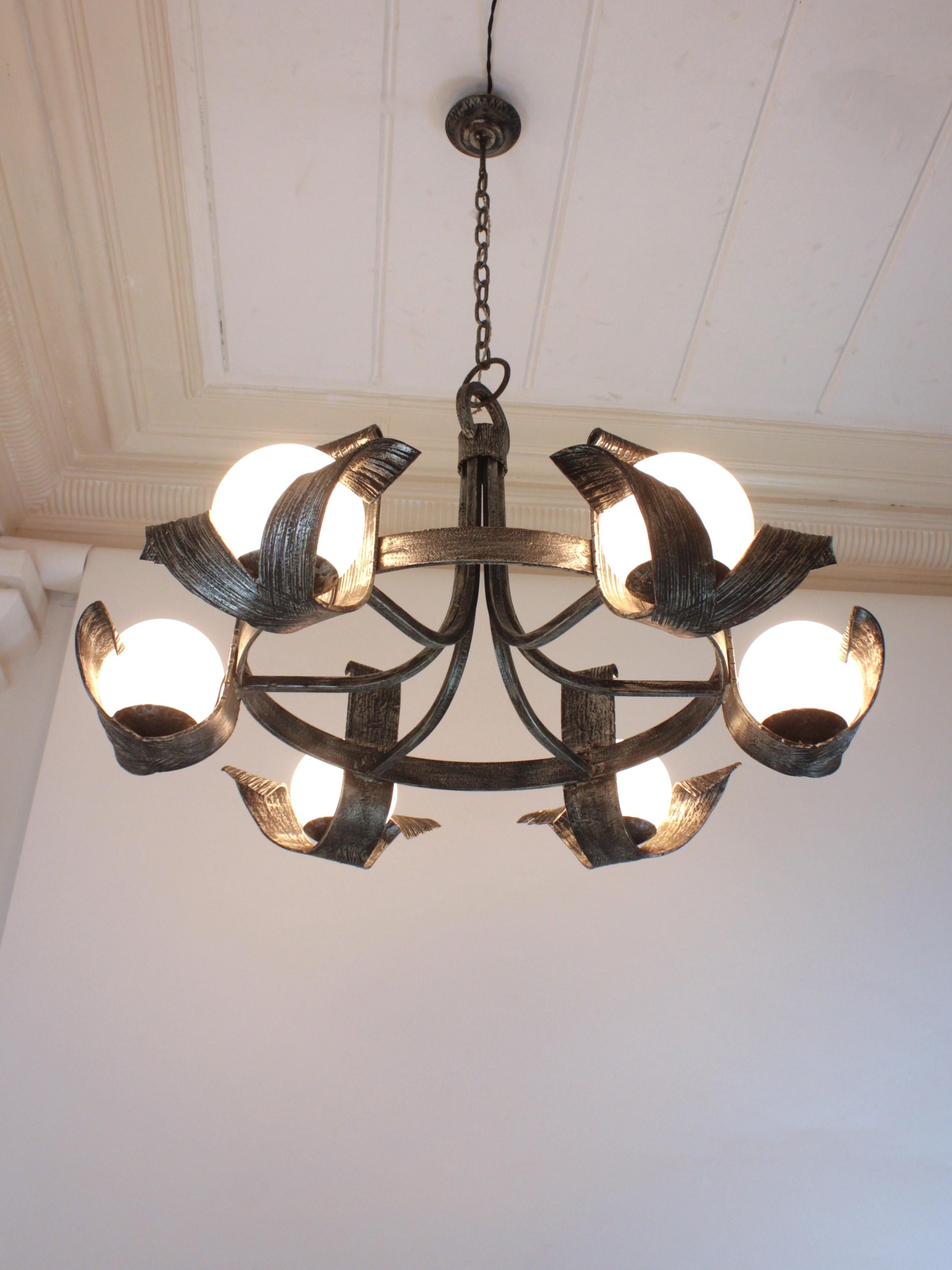 Verre dépoli Grand lustre espagnol à globe opalin en fer forgé argenté, années 1950 en vente