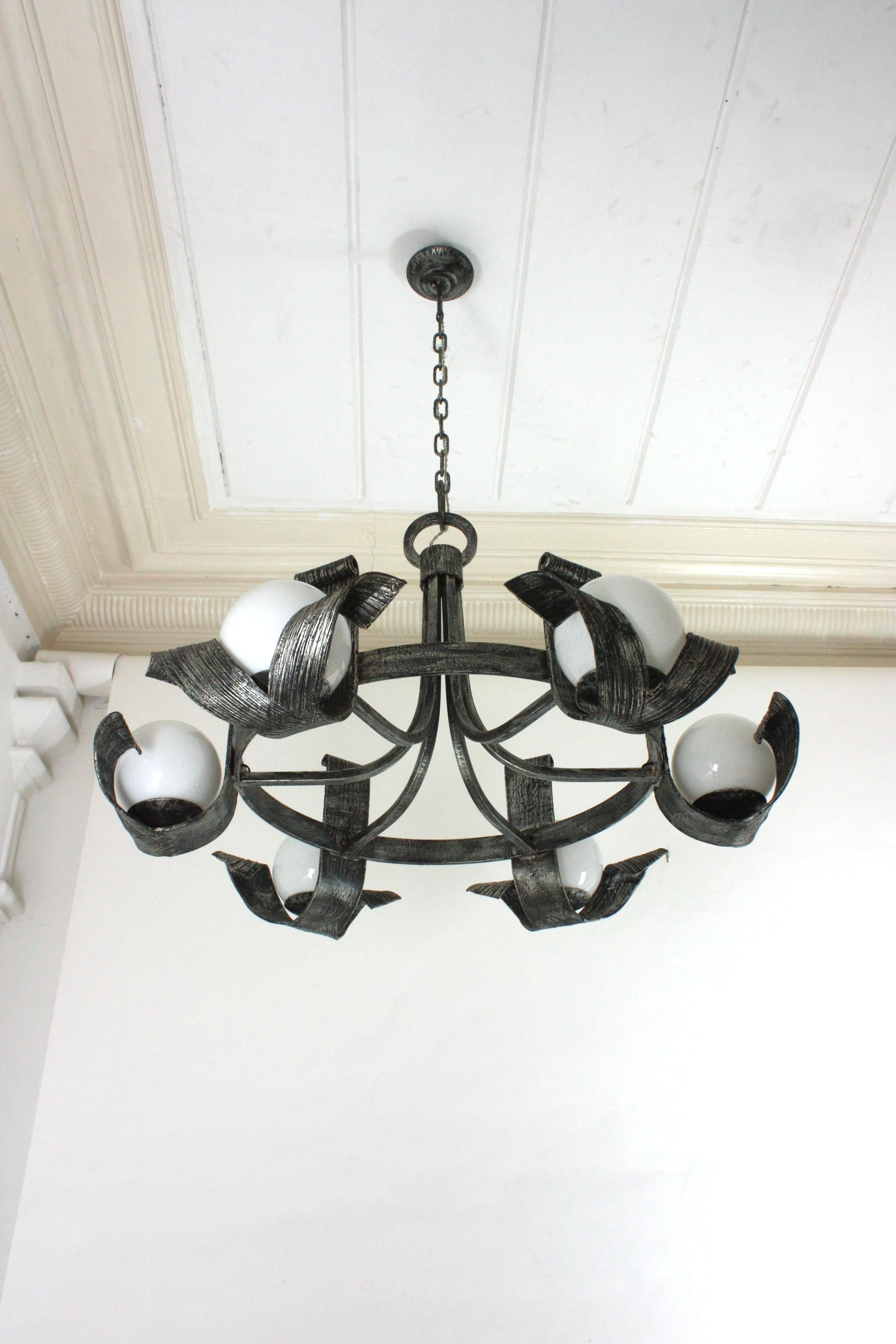 Grand lustre espagnol à globe opalin en fer forgé argenté, années 1950 en vente 1