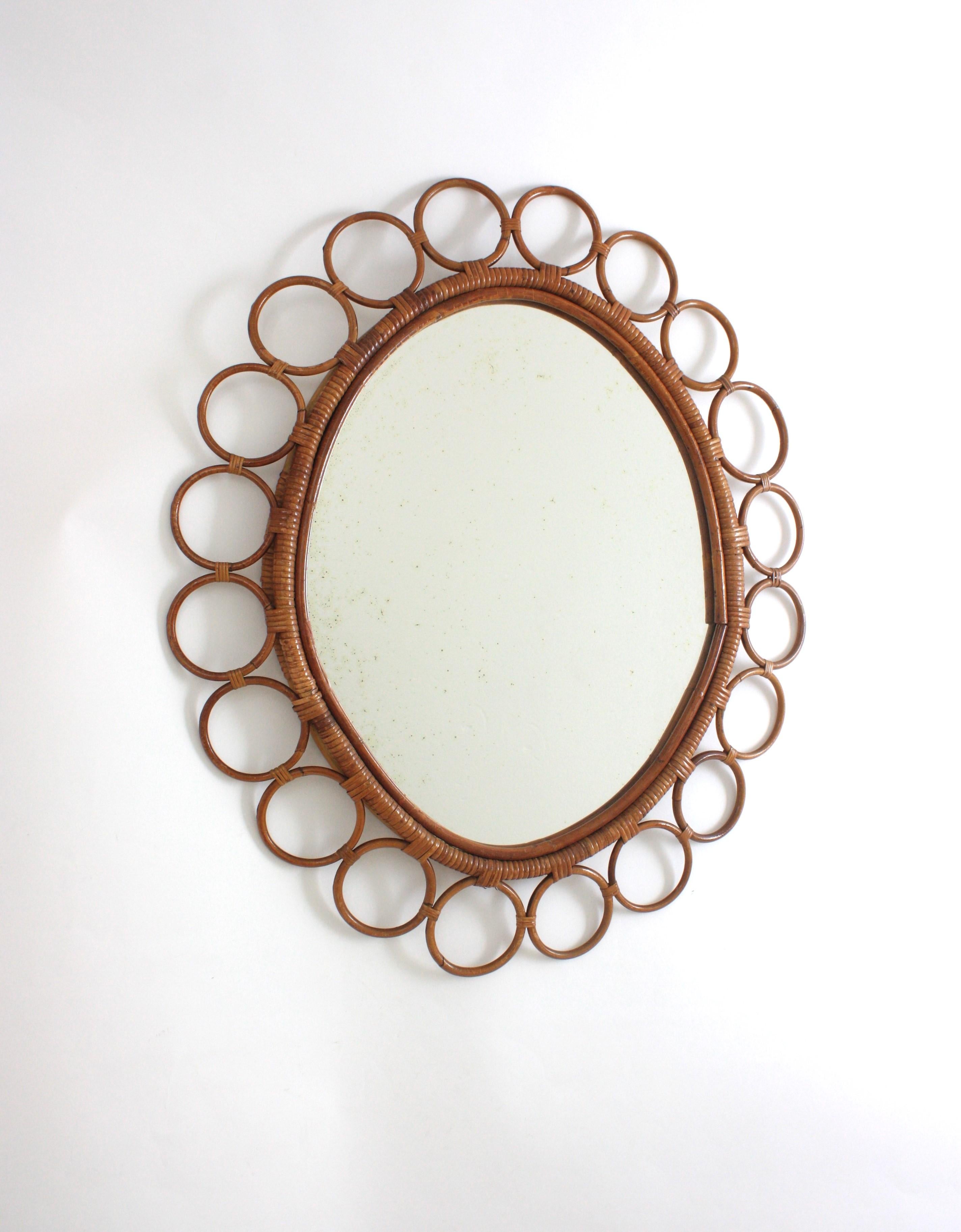 Mid-Century moderno Grande specchio ovale in rattan spagnolo con cornice ad anelli in vendita