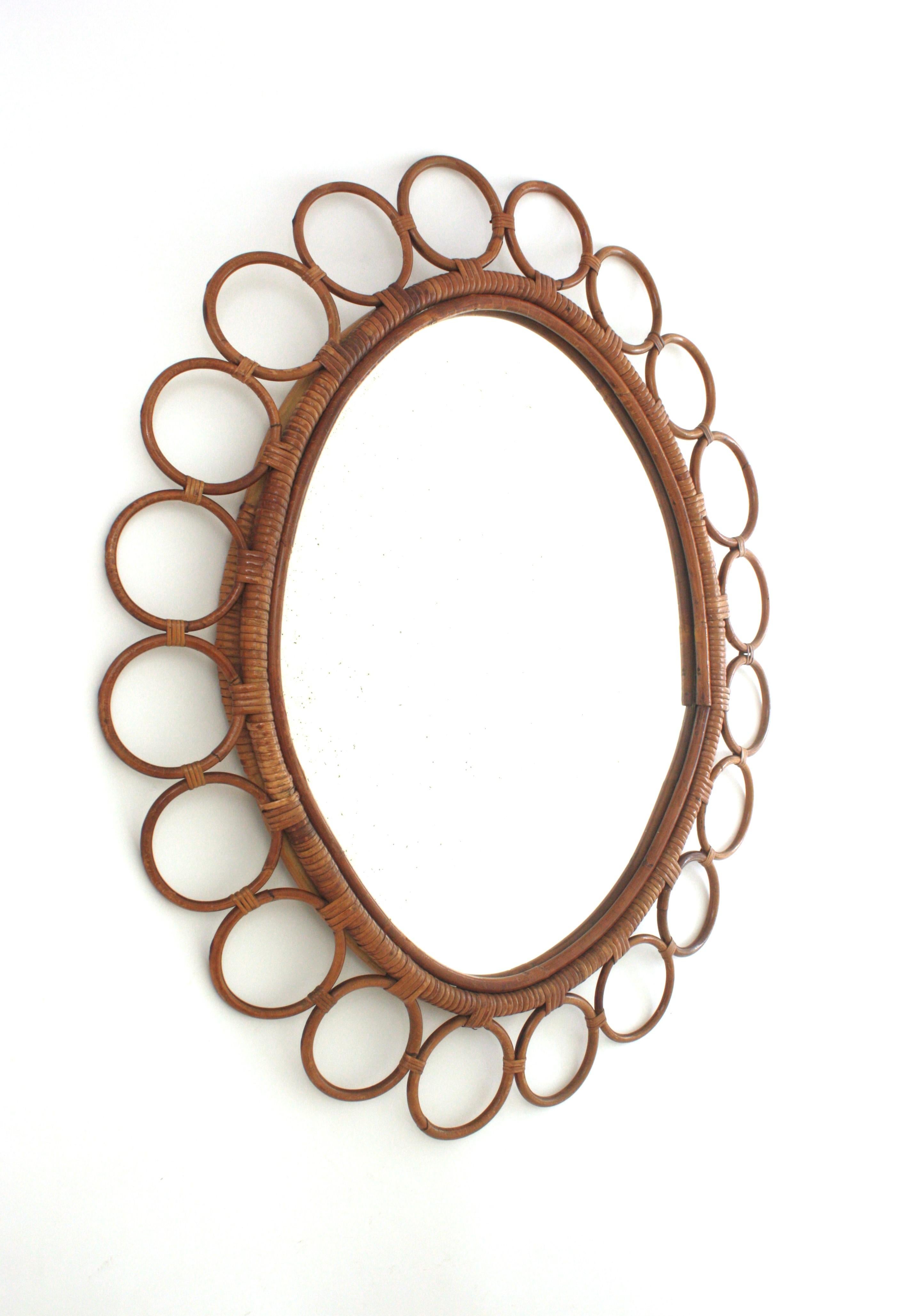 Spagnolo Grande specchio ovale in rattan spagnolo con cornice ad anelli in vendita