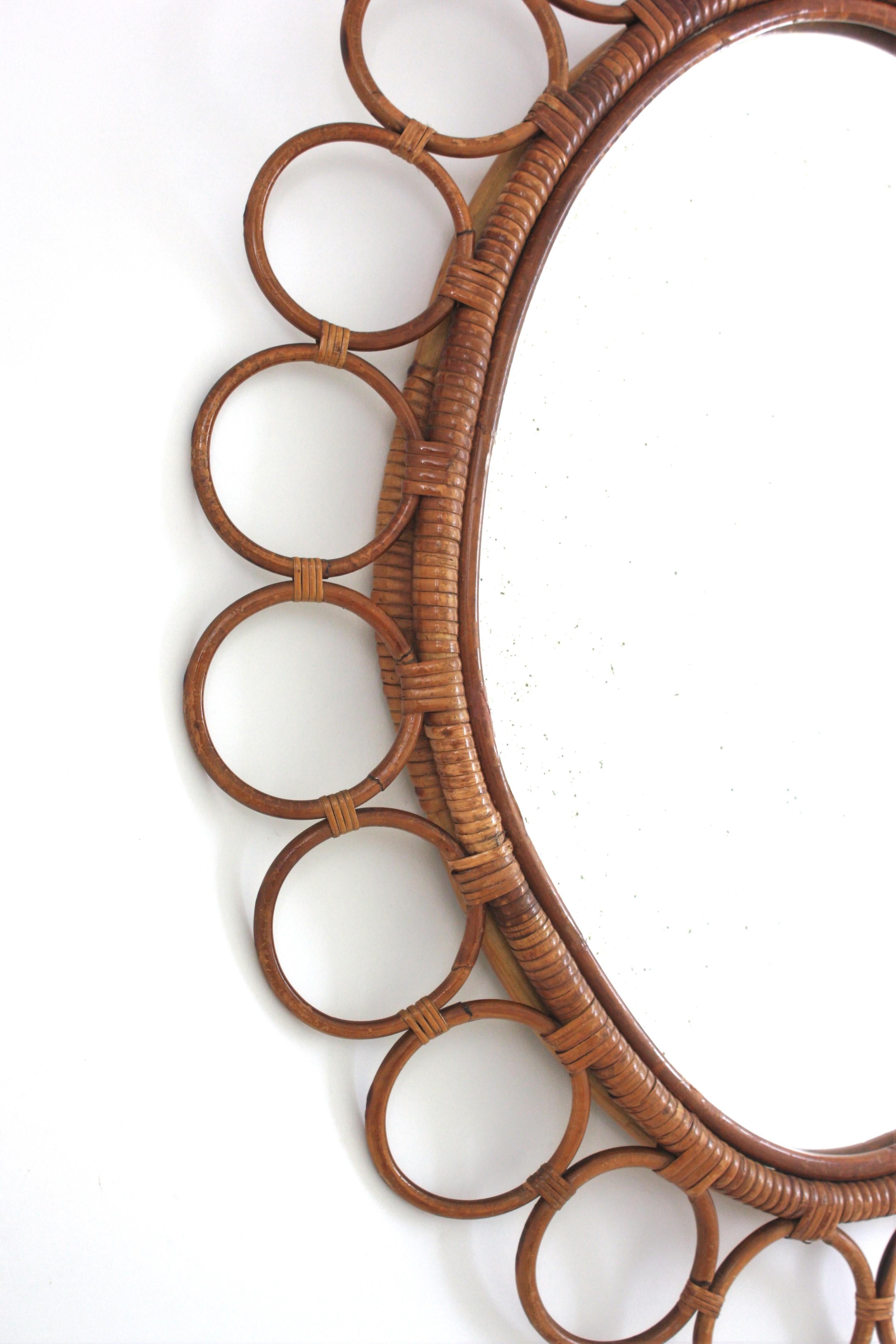 Fatto a mano Grande specchio ovale in rattan spagnolo con cornice ad anelli in vendita