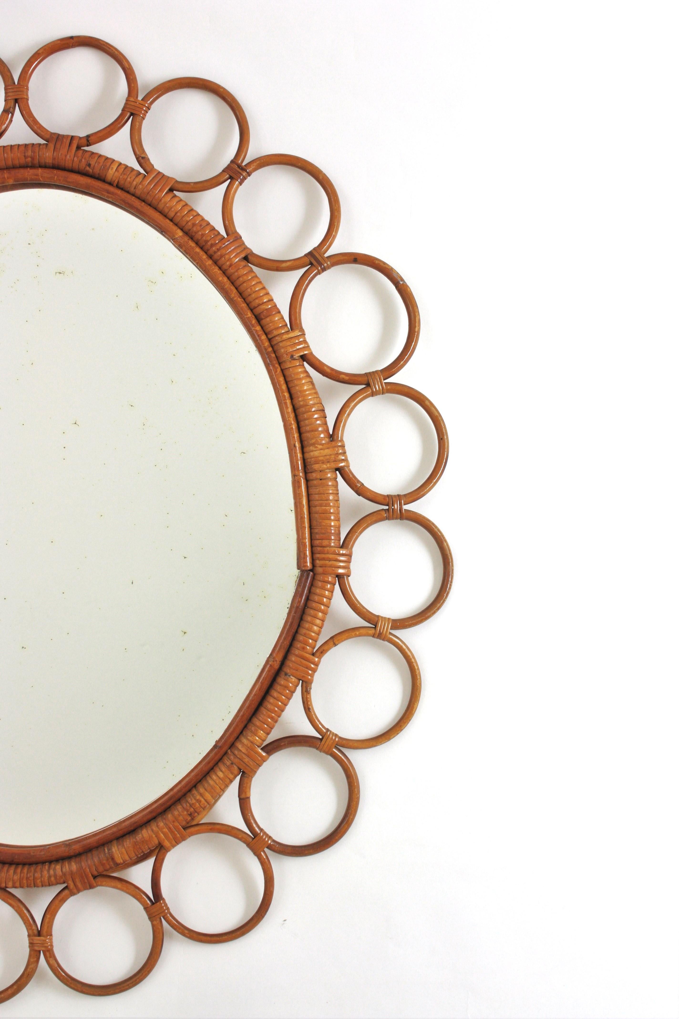 XX secolo Grande specchio ovale in rattan spagnolo con cornice ad anelli in vendita