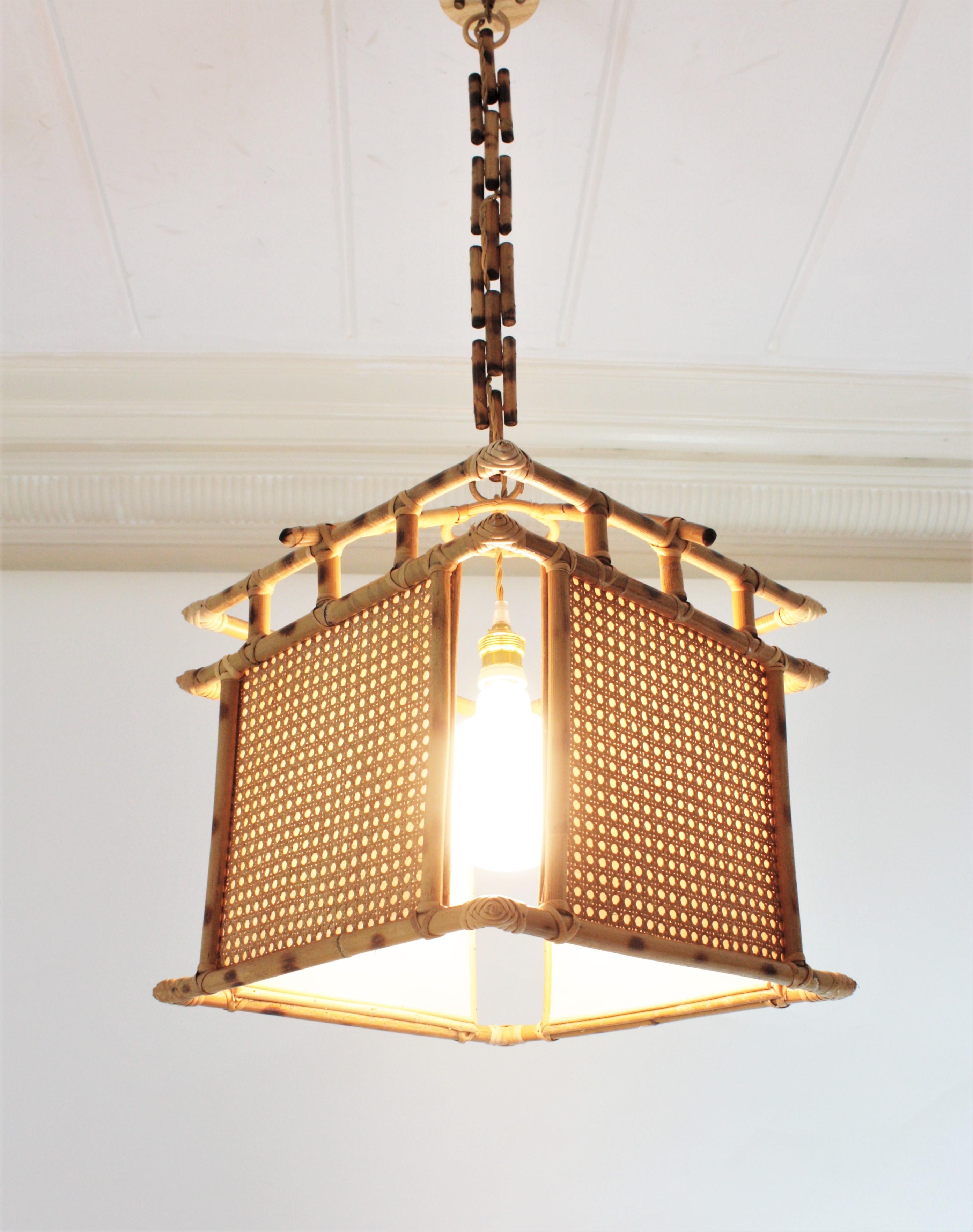Grande lanterne suspendue espagnole en osier et rotin d'inspiration chinoiseries, années 1960 en vente 4