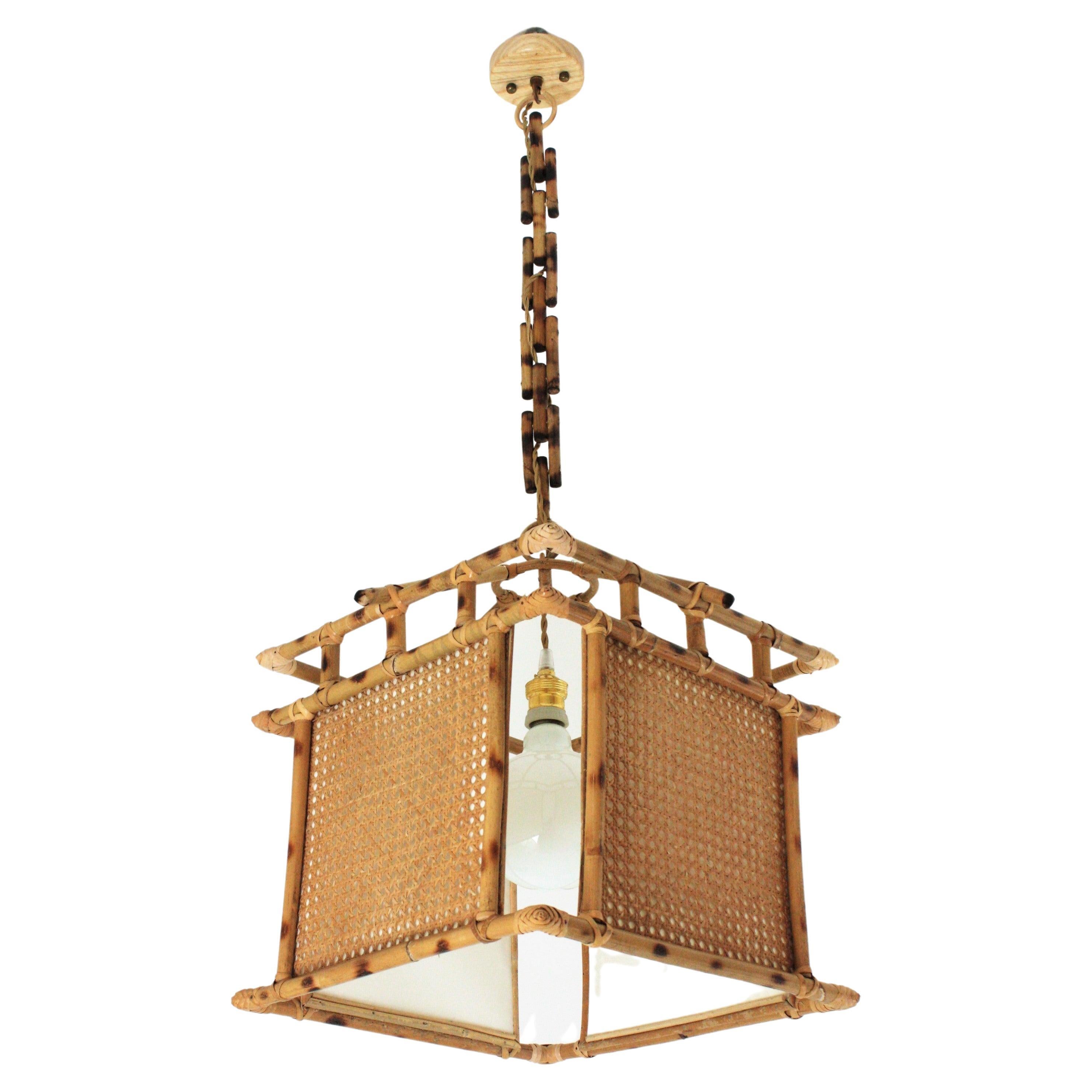Mid-Century Modern Grande lanterne suspendue espagnole en osier et rotin d'inspiration chinoiseries, années 1960 en vente