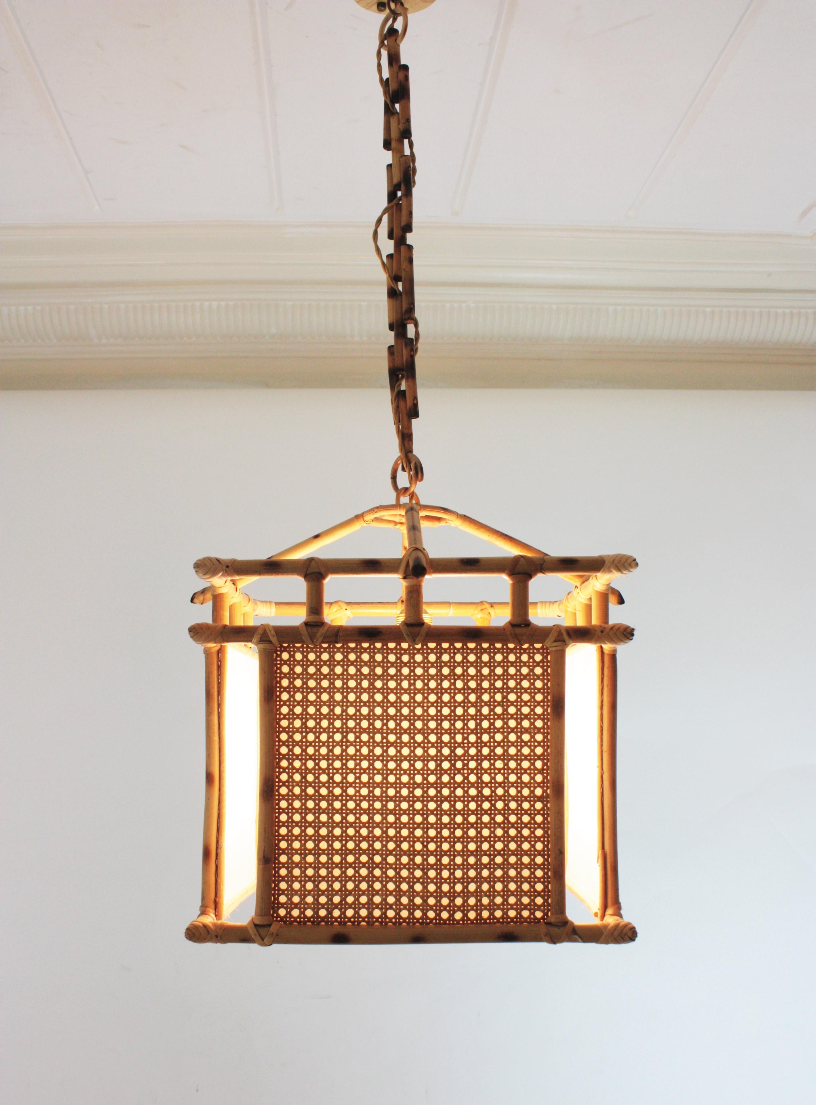 Bambou Grande lanterne suspendue espagnole en osier et rotin d'inspiration chinoiseries, années 1960 en vente