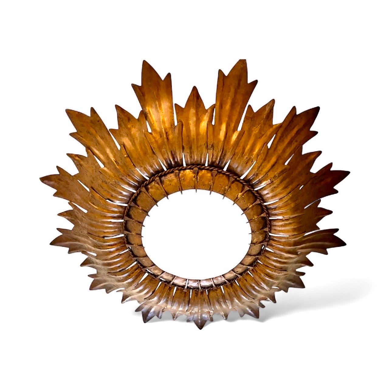 Mid-Century moderno Grande apparecchio spagnolo Sunburst con finitura in rame Supporto in metallo, circa anni '50 in vendita