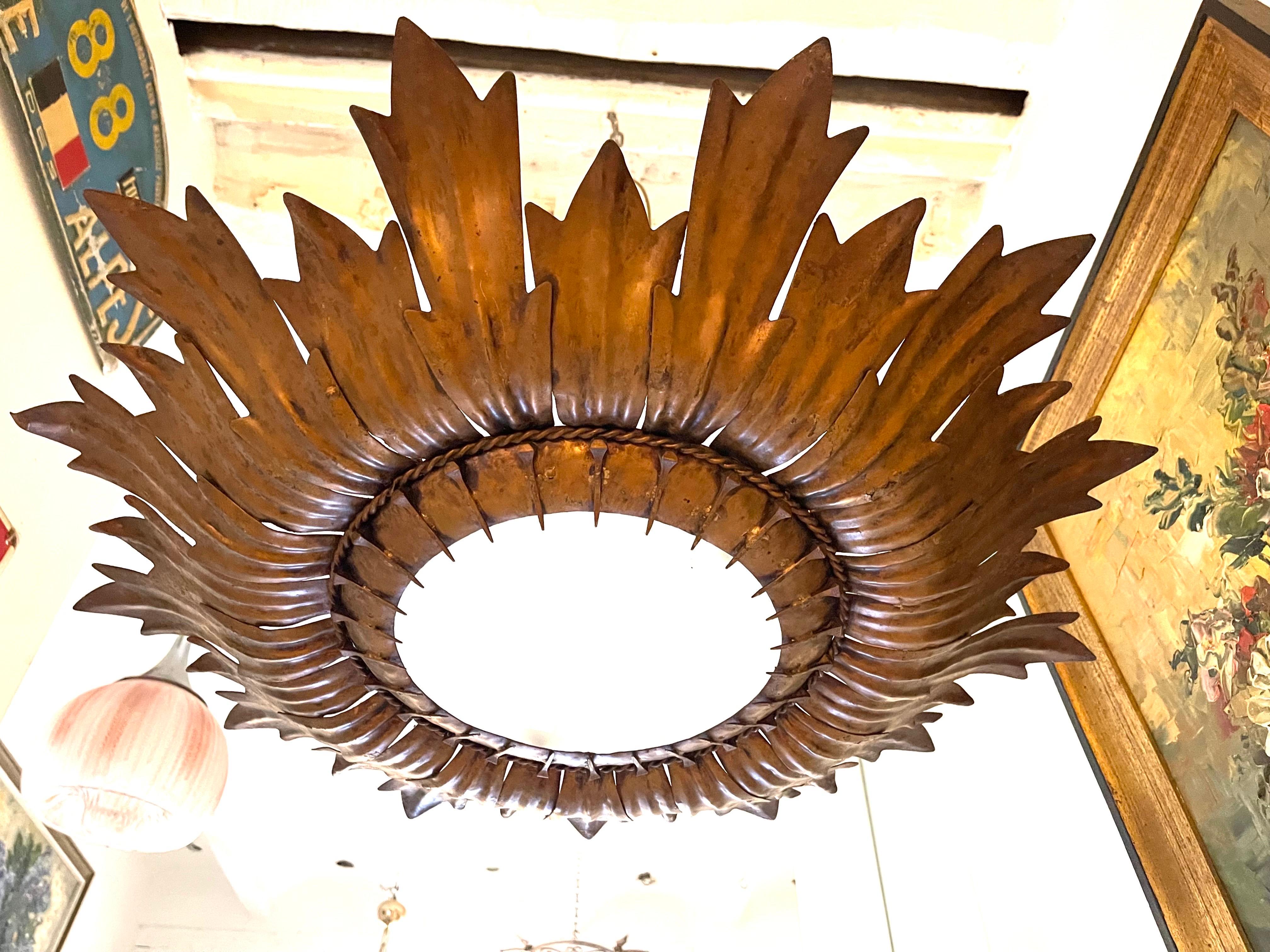 Martellato Grande apparecchio spagnolo Sunburst con finitura in rame Supporto in metallo, circa anni '50 in vendita