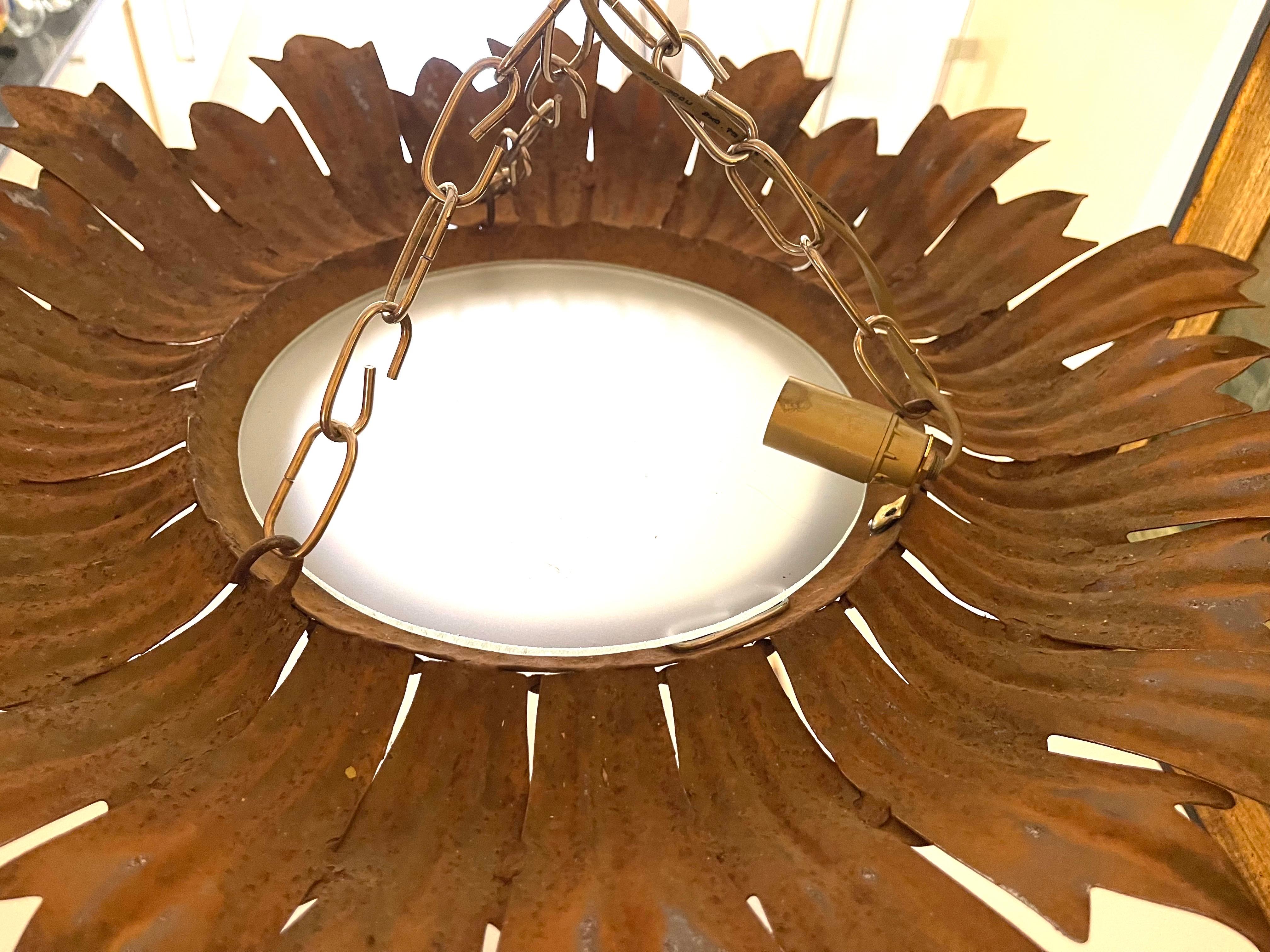 Metà XX secolo Grande apparecchio spagnolo Sunburst con finitura in rame Supporto in metallo, circa anni '50 in vendita