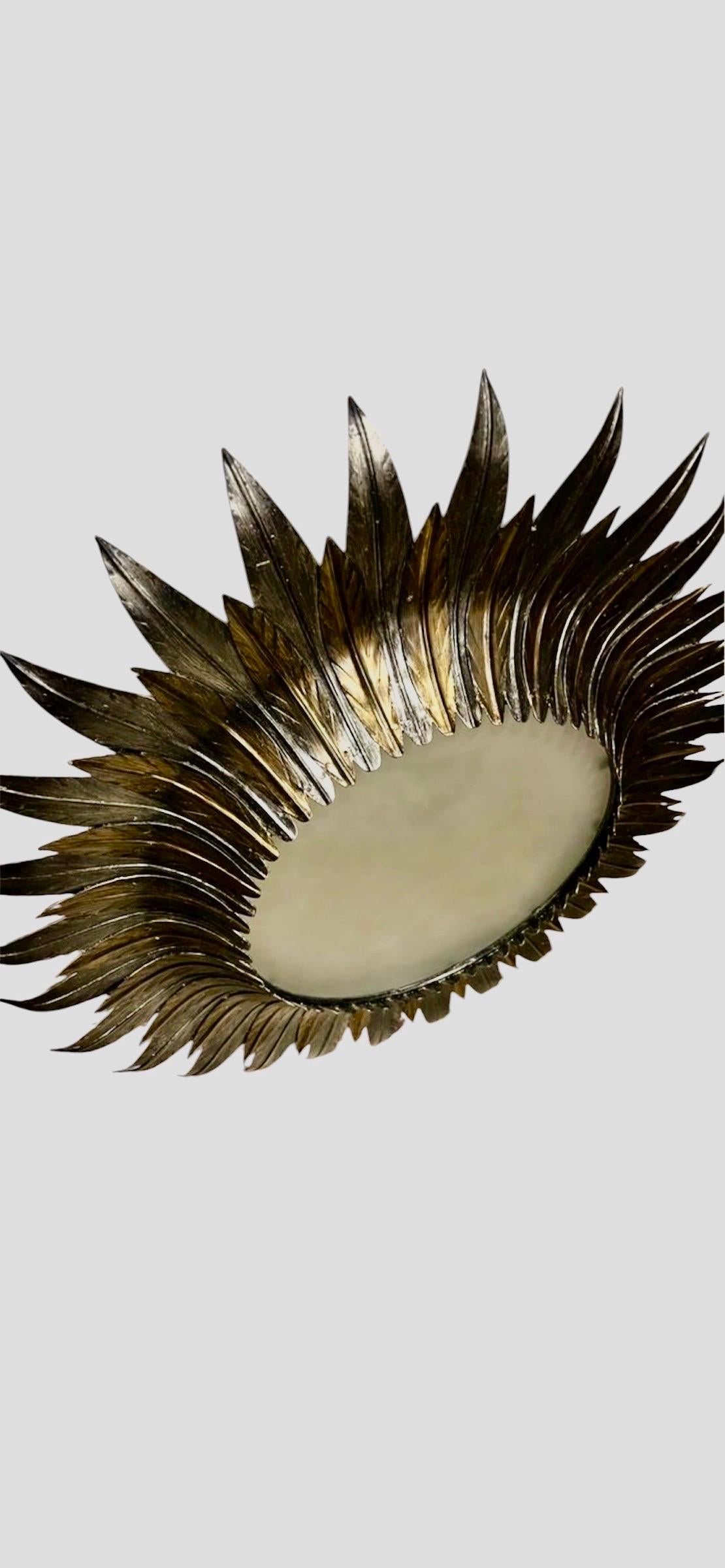 Grande lampada spagnola a raggiera in metallo dorato e vetro smerigliato, Spagna, anni 1950. Ciondolo con cornice in ferro dorato di metà secolo con motivi di foglie di alloro che circondano un diffusore centrale in vetro smerigliato. Realizzato a
