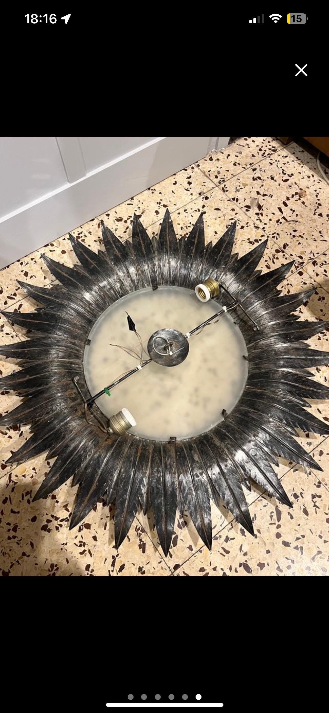 Satinato Grande apparecchio spagnolo a raggiera con supporto in metallo dorato bicolore, circa anni '50 in vendita