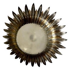 Grand luminaire espagnol en forme de soleil sur support métallique bicolore doré, vers les années 1950