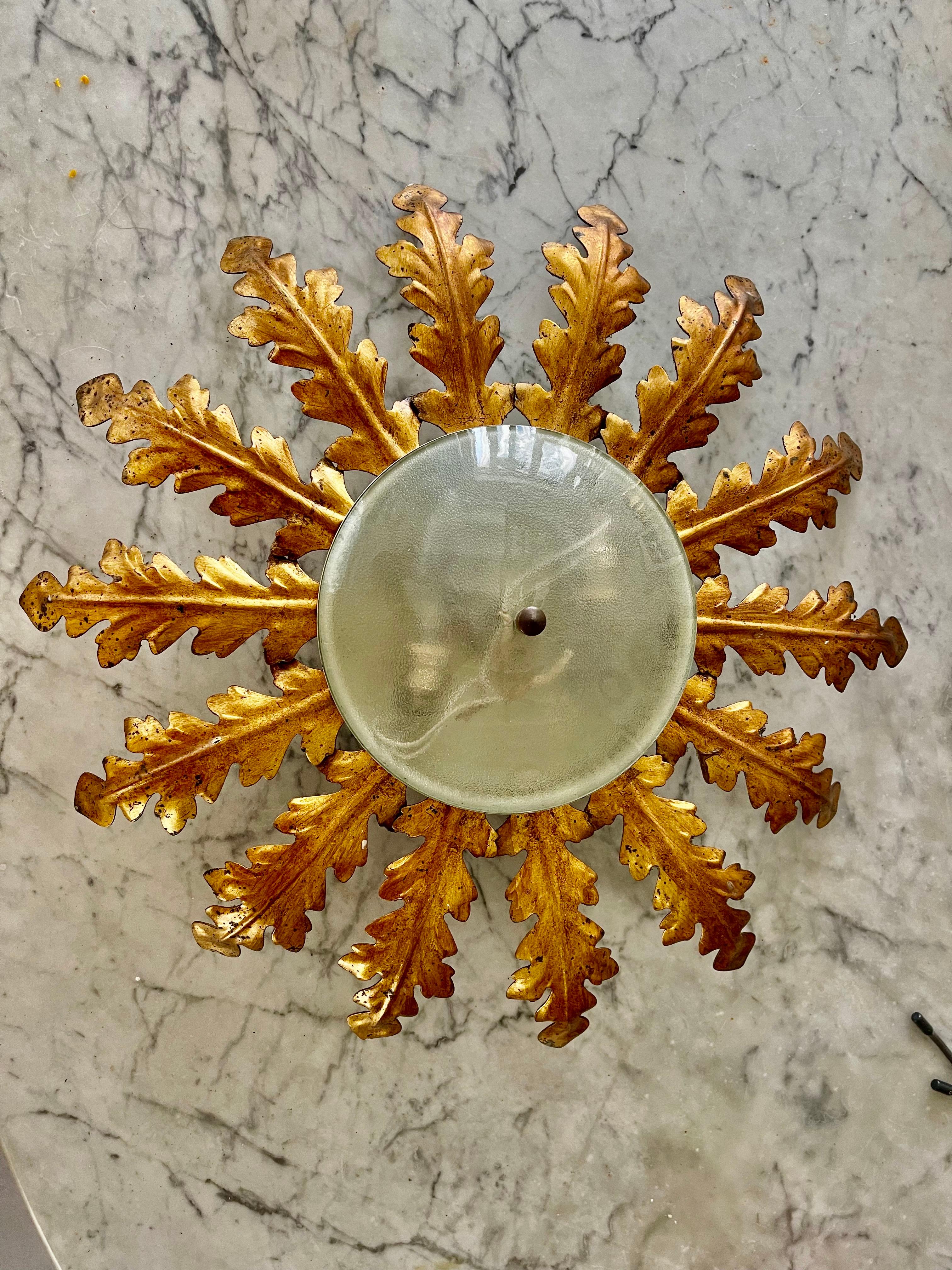 Milieu du XXe siècle Grand luminaire espagnol en métal doré avec support, vers 1950 en vente