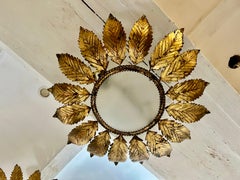 Gran empotrable español de metal dorado con soporte, hacia 1950