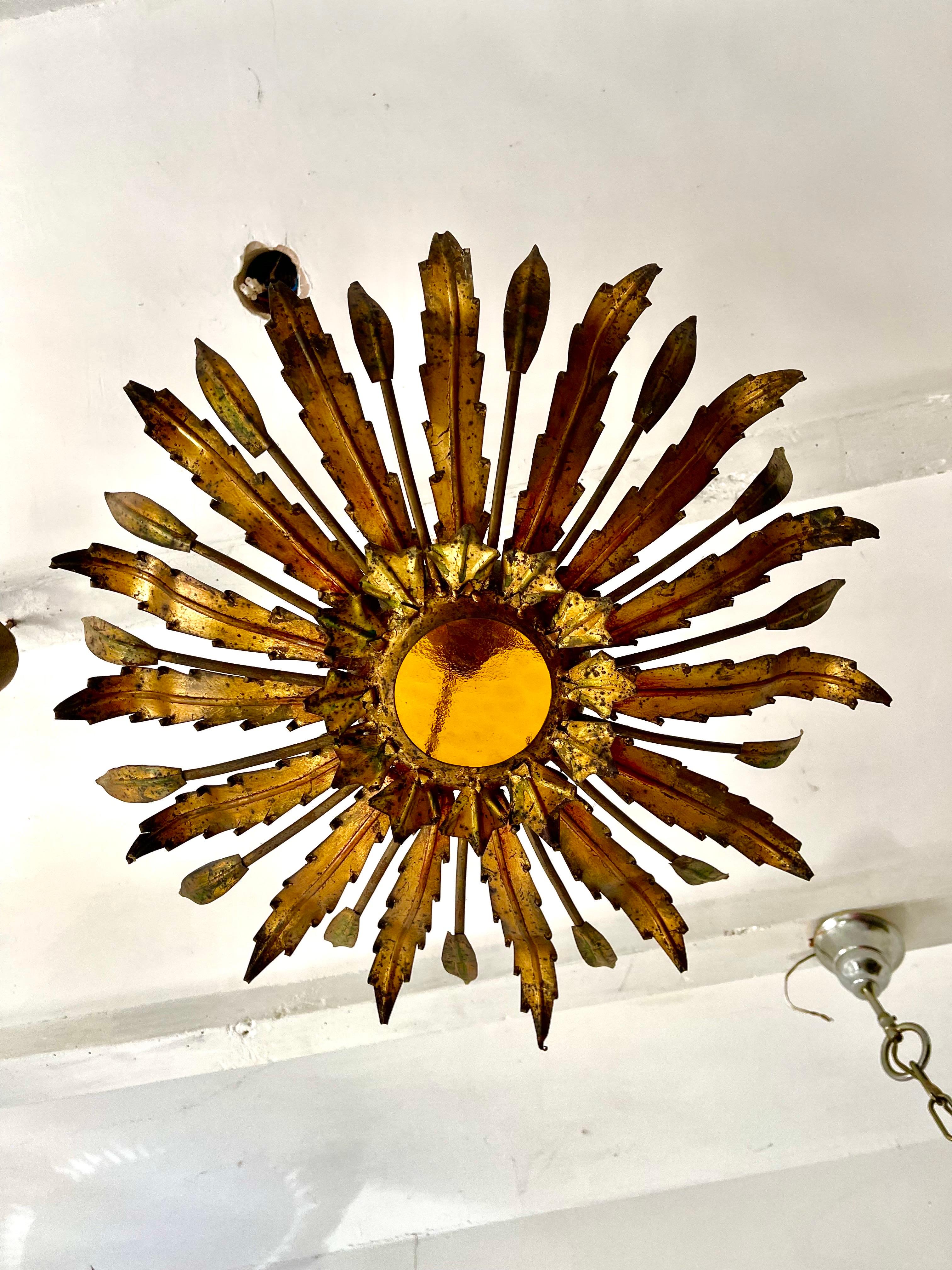 Mid-Century moderno Grande lampada da incasso spagnola a raggiera in metallo dorato con supporto, circa 1950 in vendita