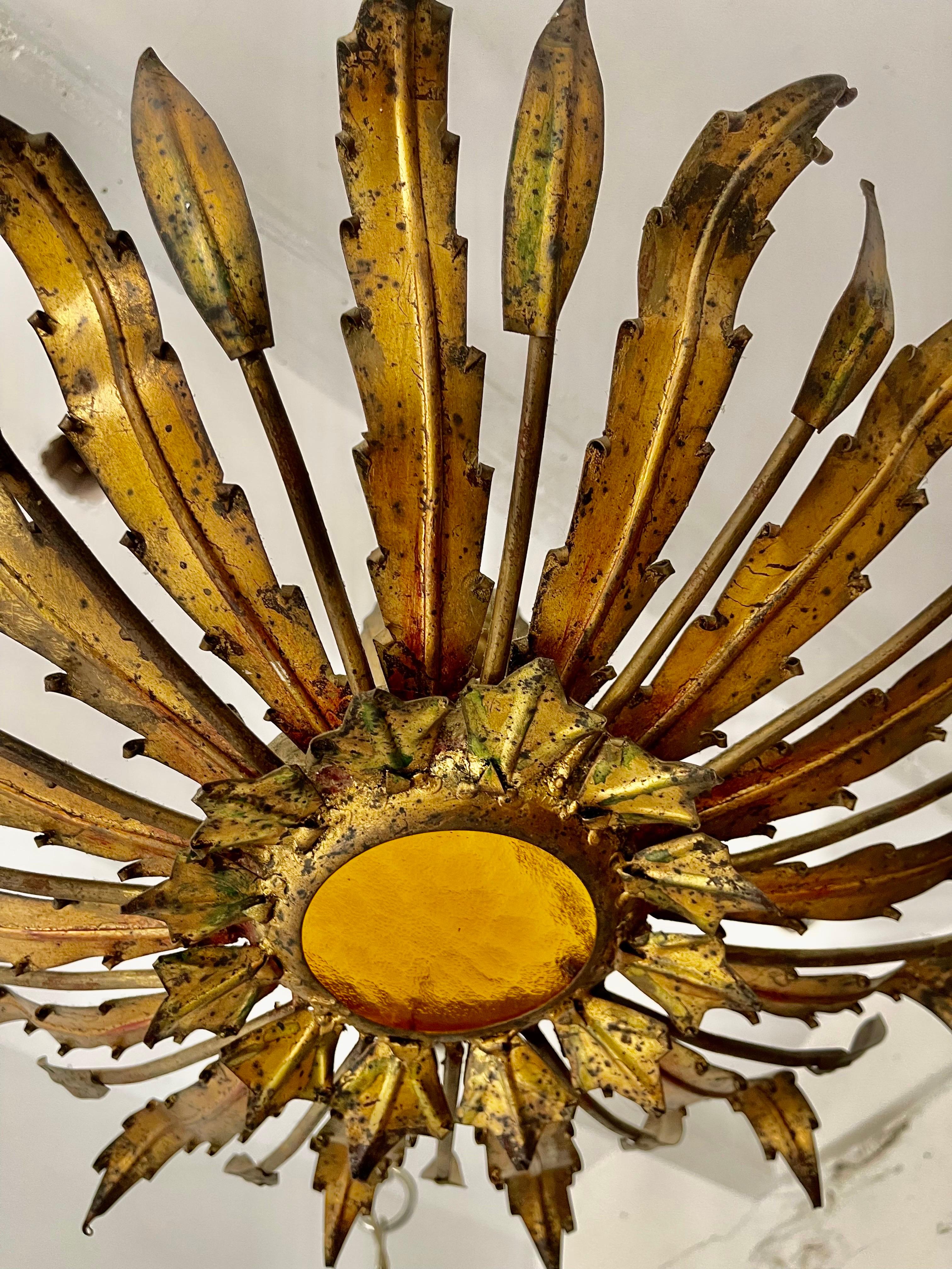 Spagnolo Grande lampada da incasso spagnola a raggiera in metallo dorato con supporto, circa 1950 in vendita