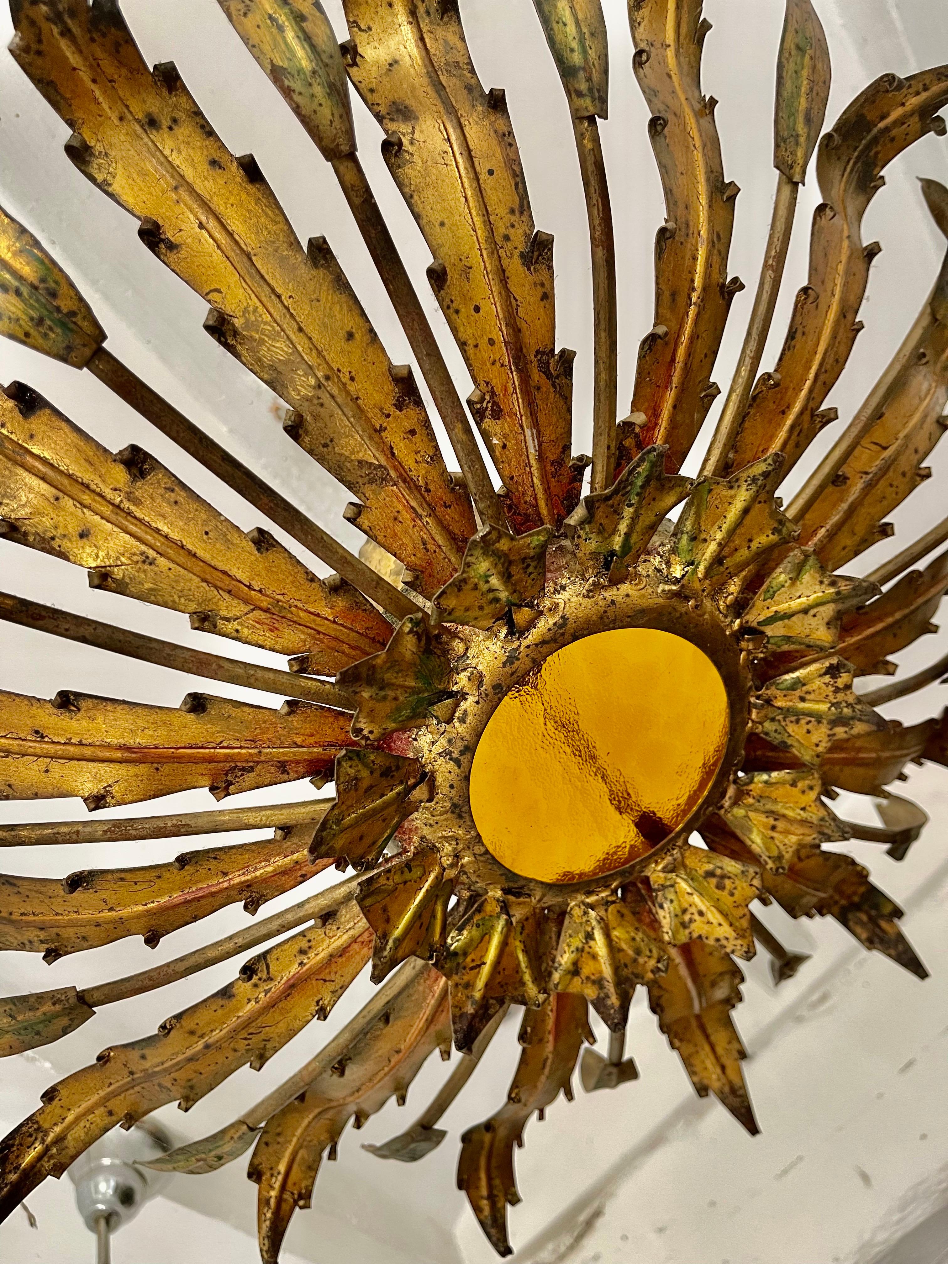 Satinato Grande lampada da incasso spagnola a raggiera in metallo dorato con supporto, circa 1950 in vendita